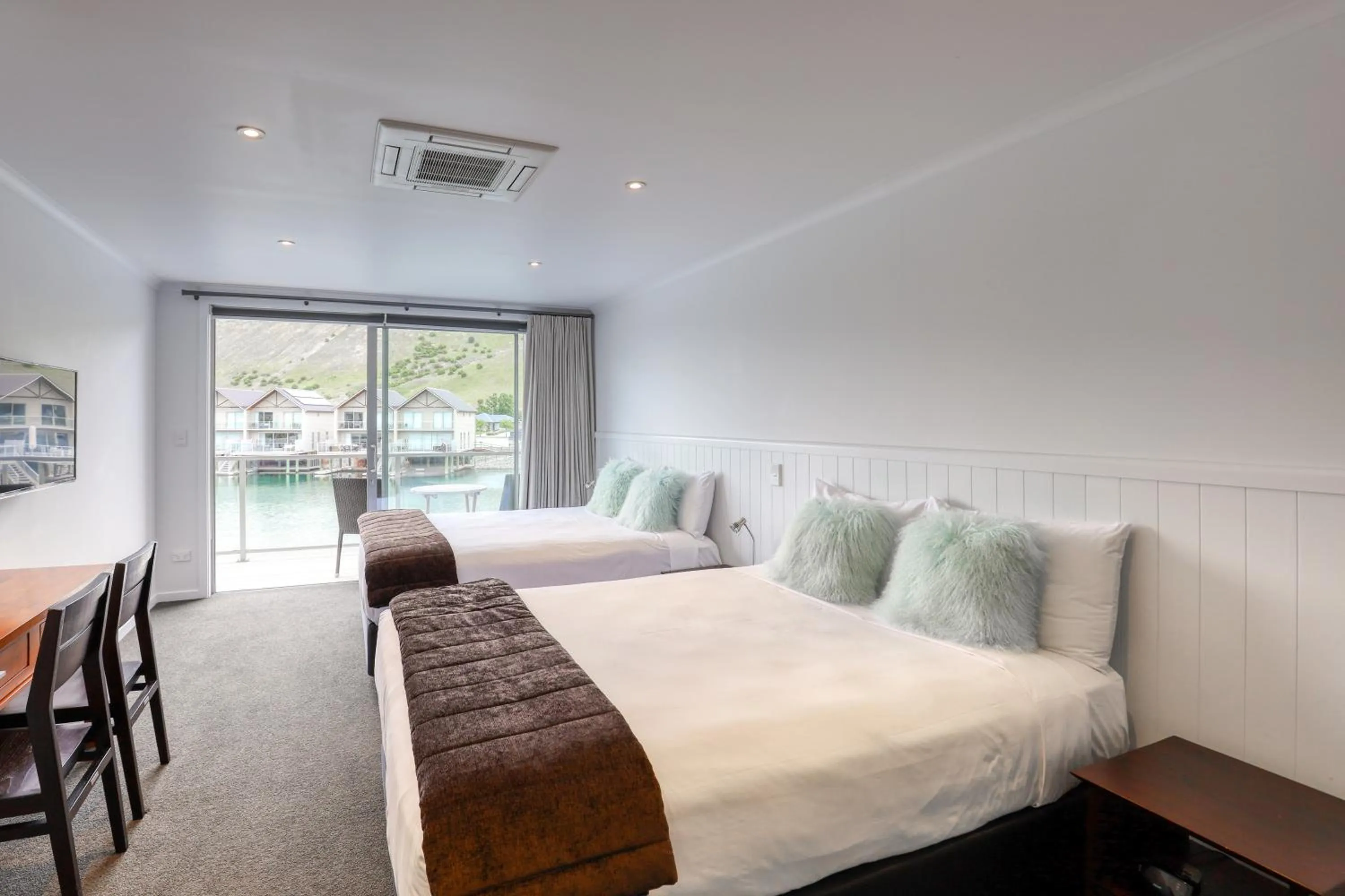 Photo of the whole room, Bed in Marsden Lake Resort Central Otago