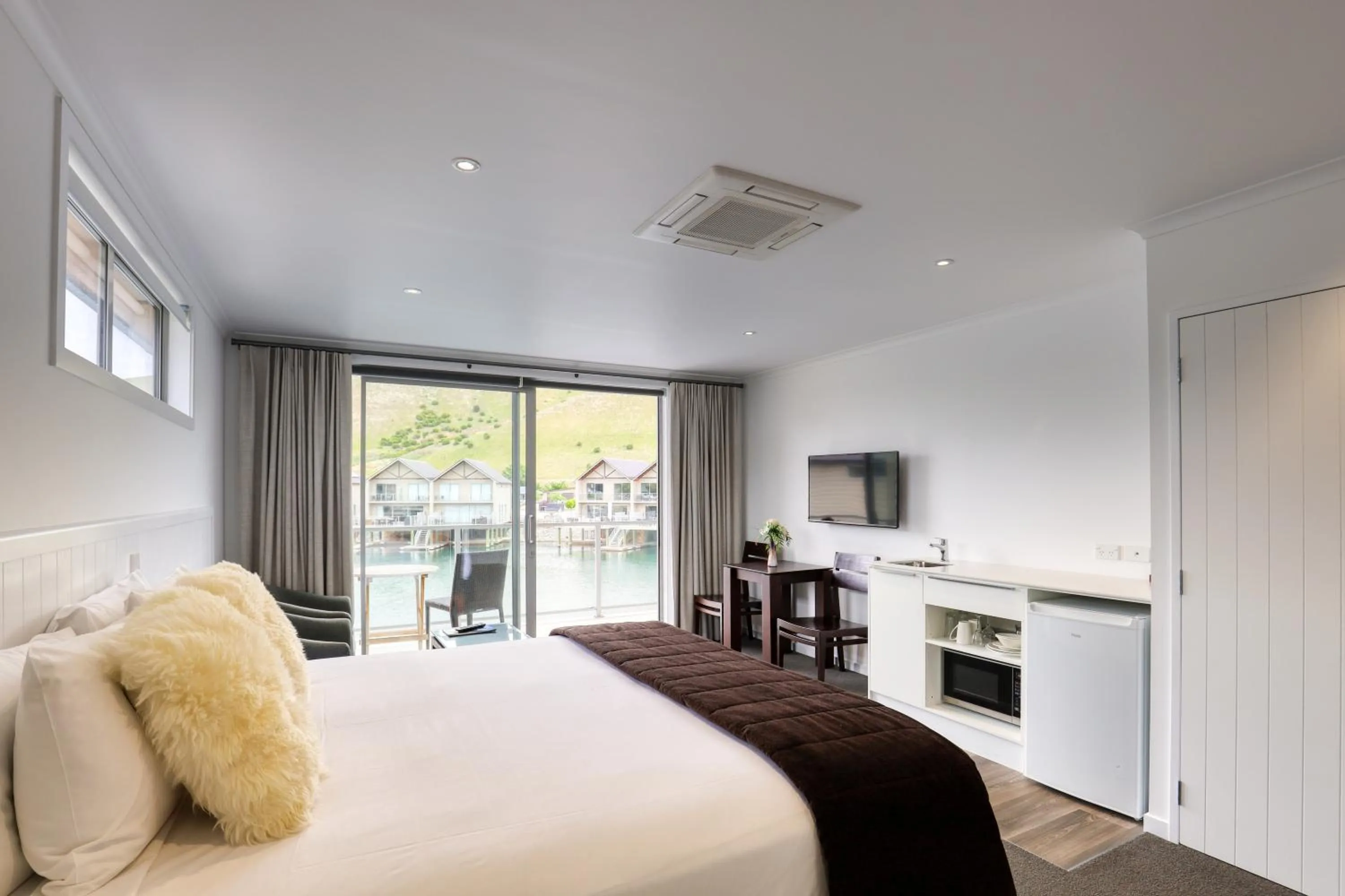 Photo of the whole room, Bed in Marsden Lake Resort Central Otago