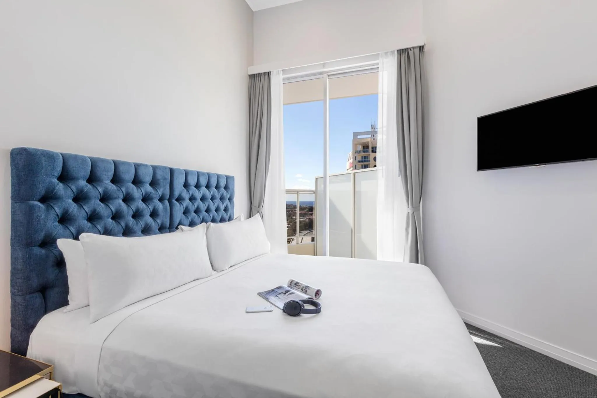 Bed in Meriton Suites Bondi Junction