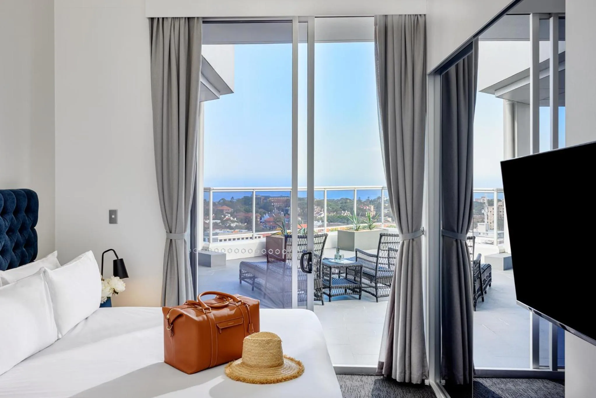 View (from property/room), Bed in Meriton Suites Bondi Junction