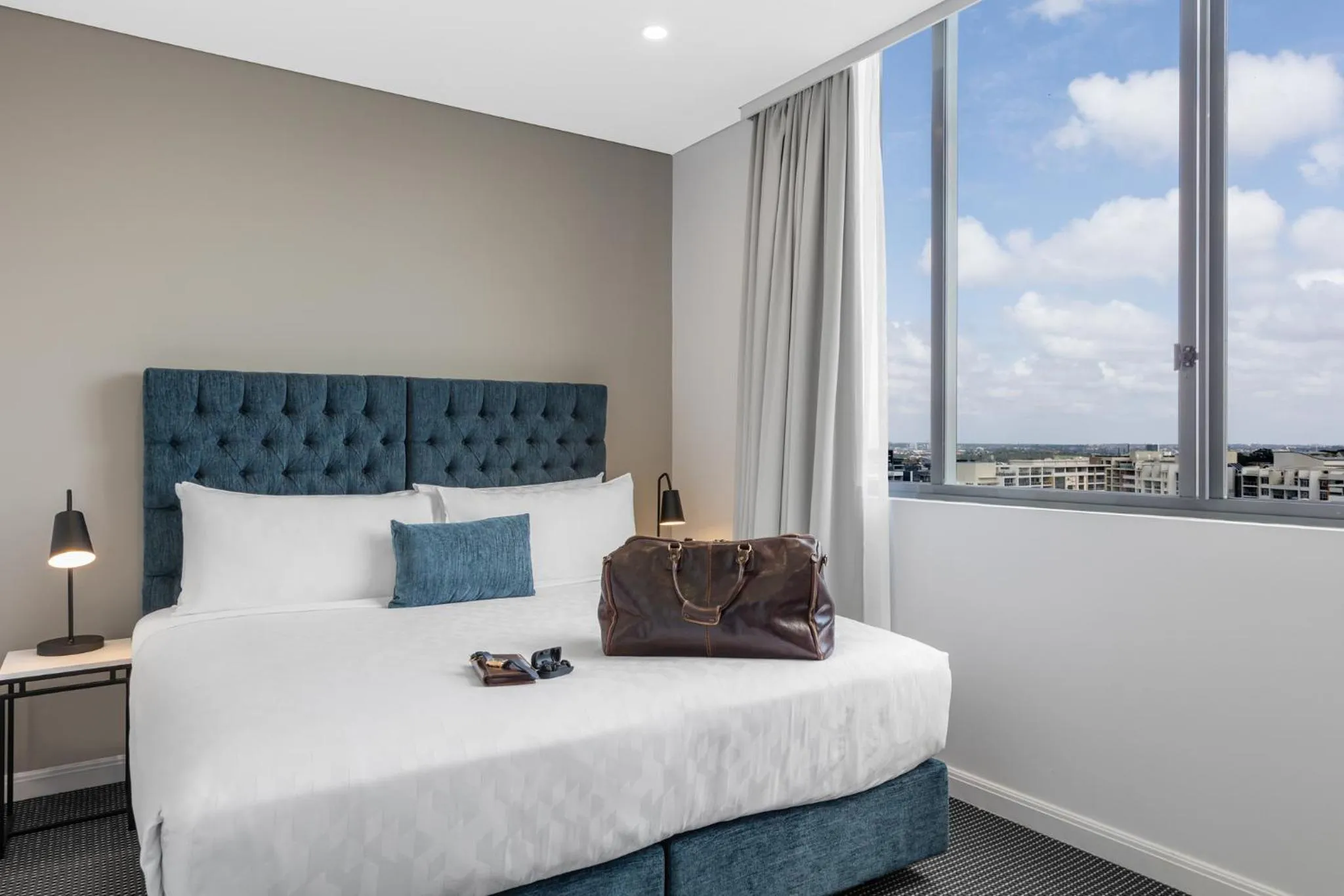 Bedroom, Bed in Meriton Suites Waterloo