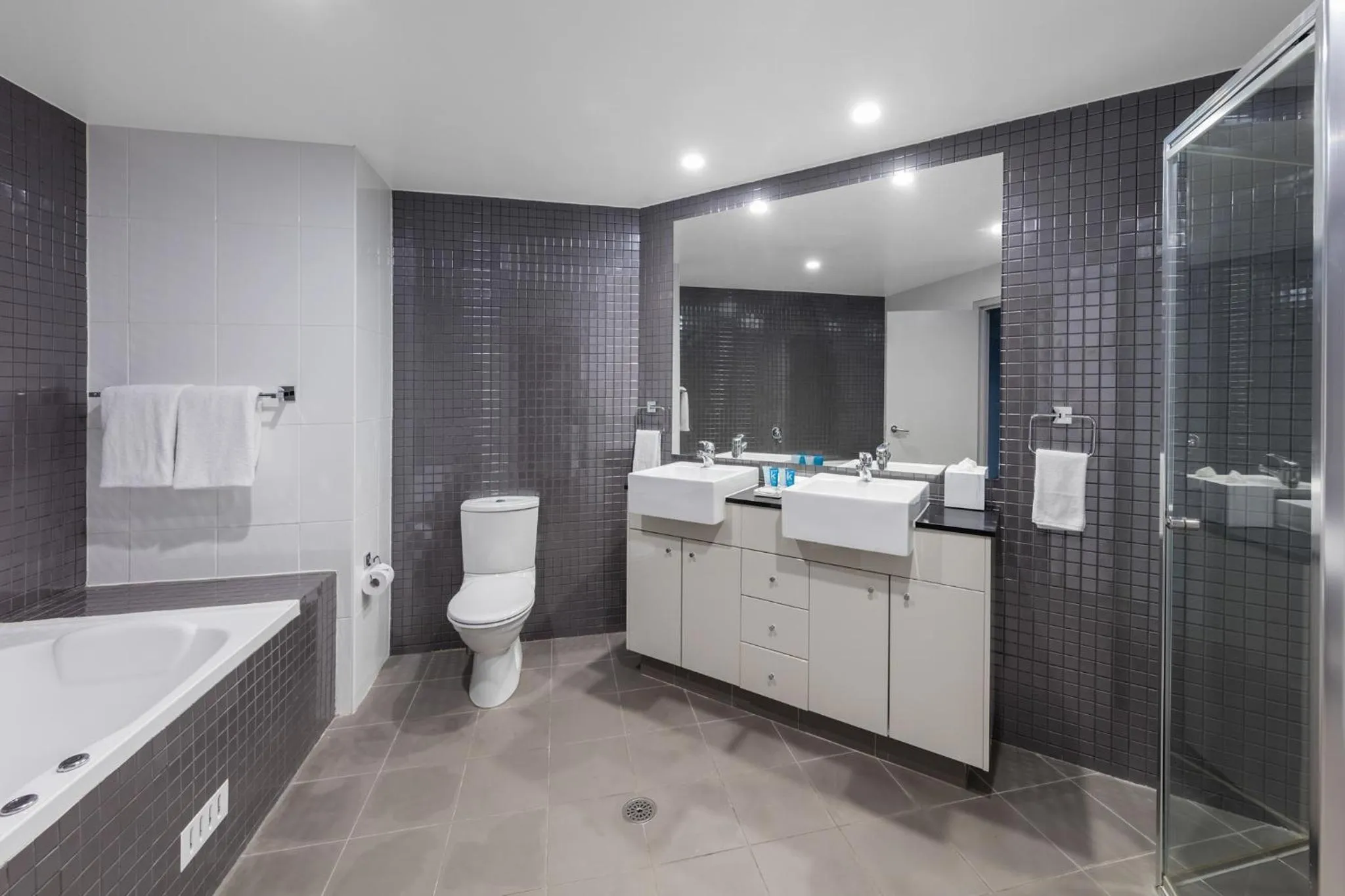 Bathroom in Meriton Suites Waterloo