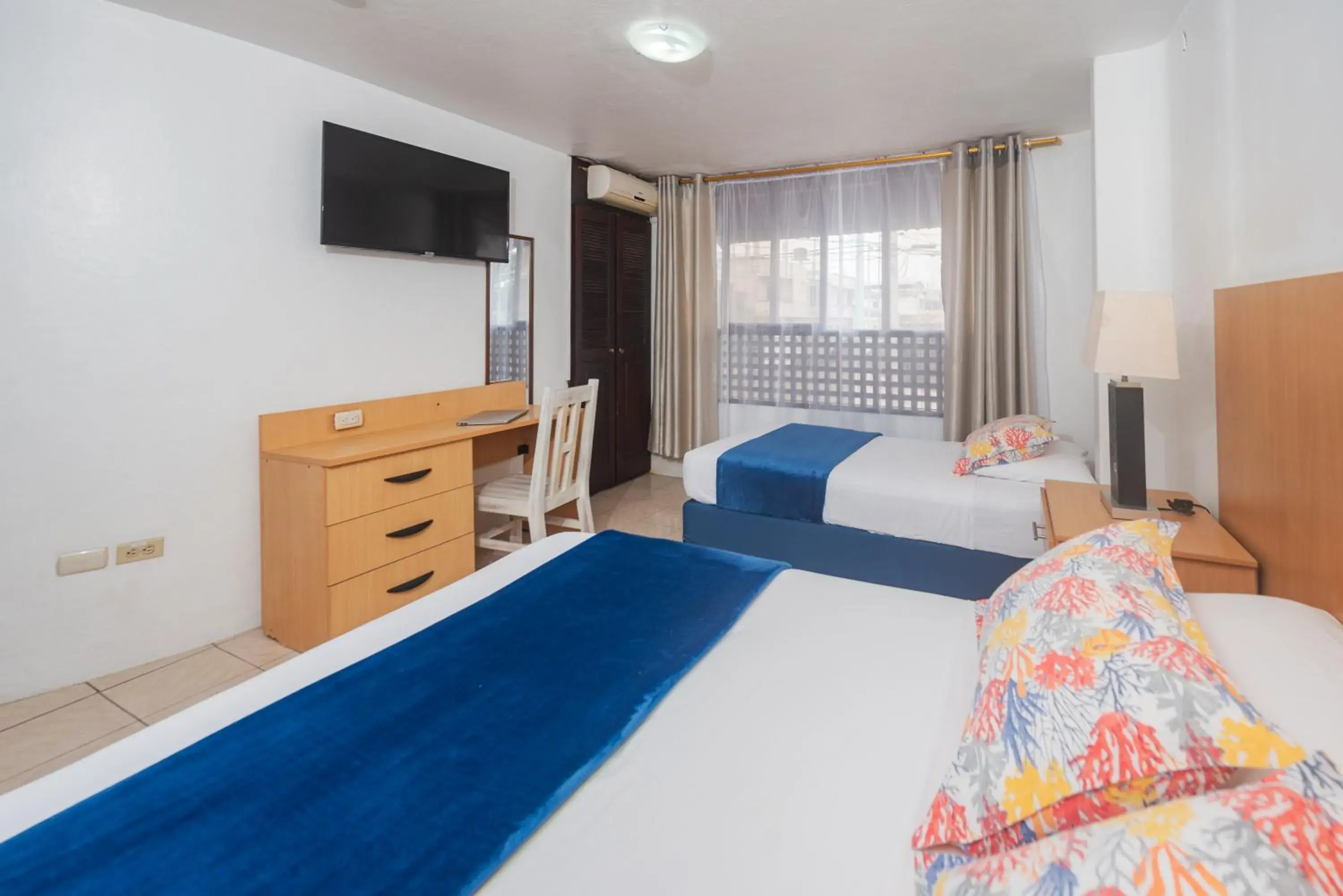 Triple Room with City View in Hostal North Seymour Triple Room with City View in Hostal North Seymour