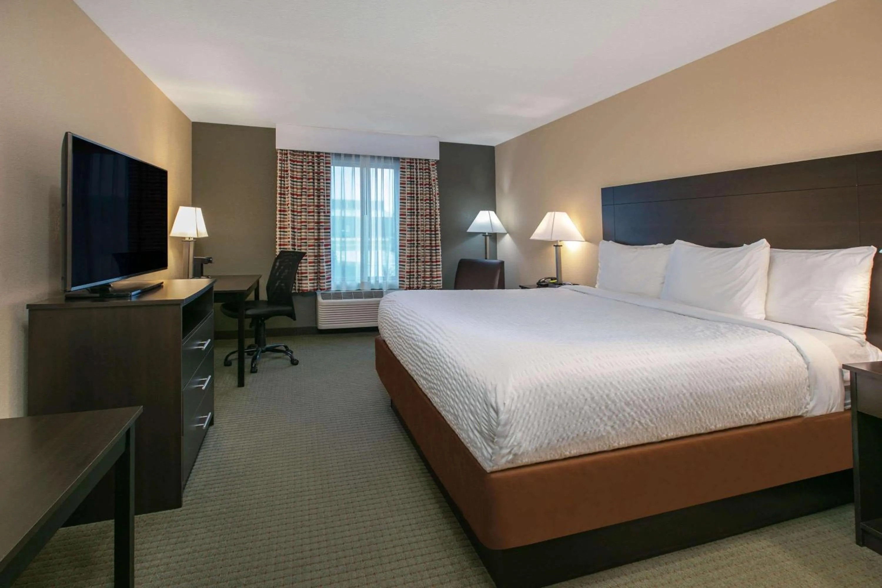 Photo of the whole room, Bed in Days Inn & Suites by Wyndham Florence/Jackson Area