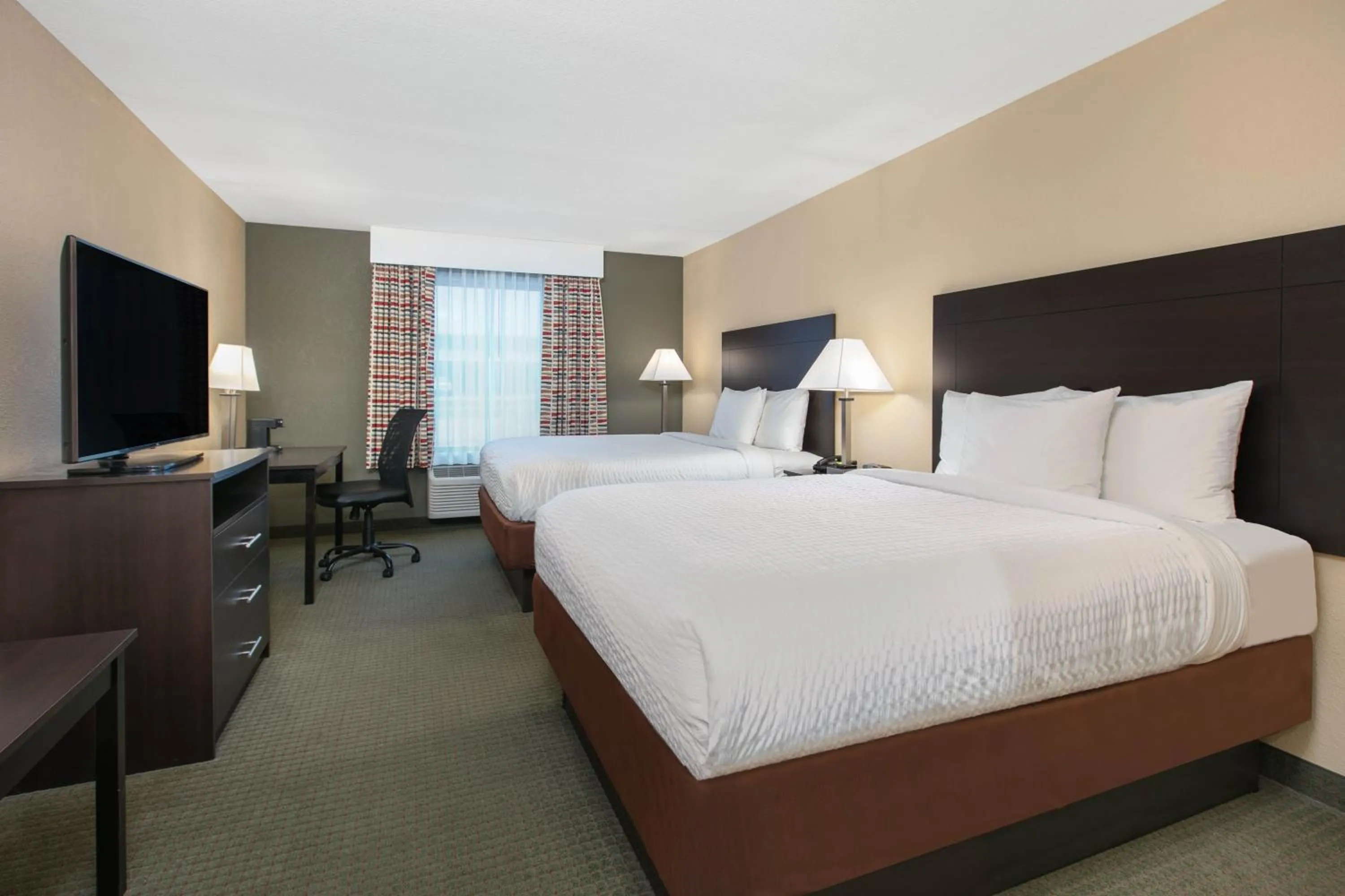 Bed in Days Inn & Suites by Wyndham Florence/Jackson Area