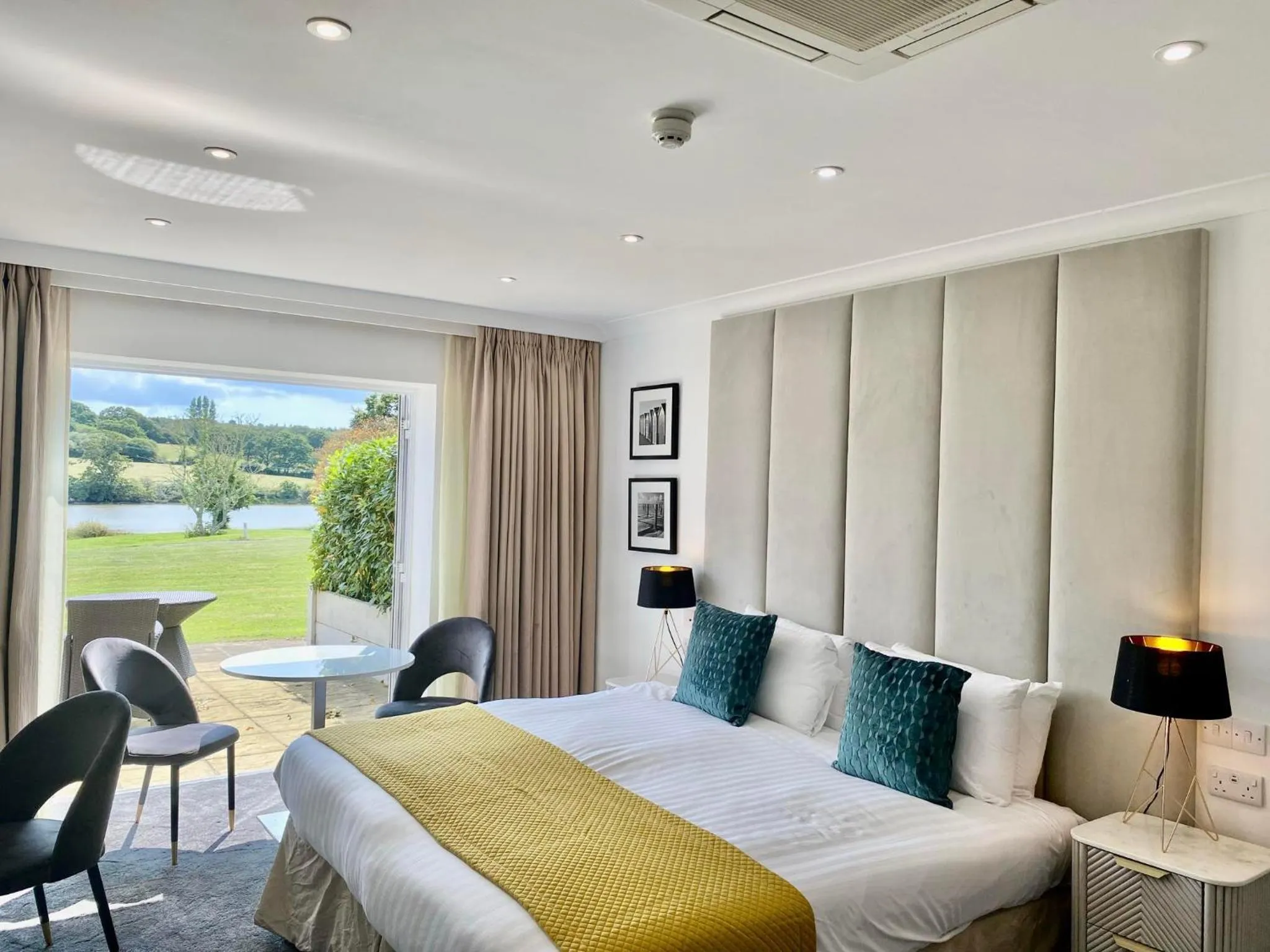 Bed in Lakeside Park Hotel & Spa