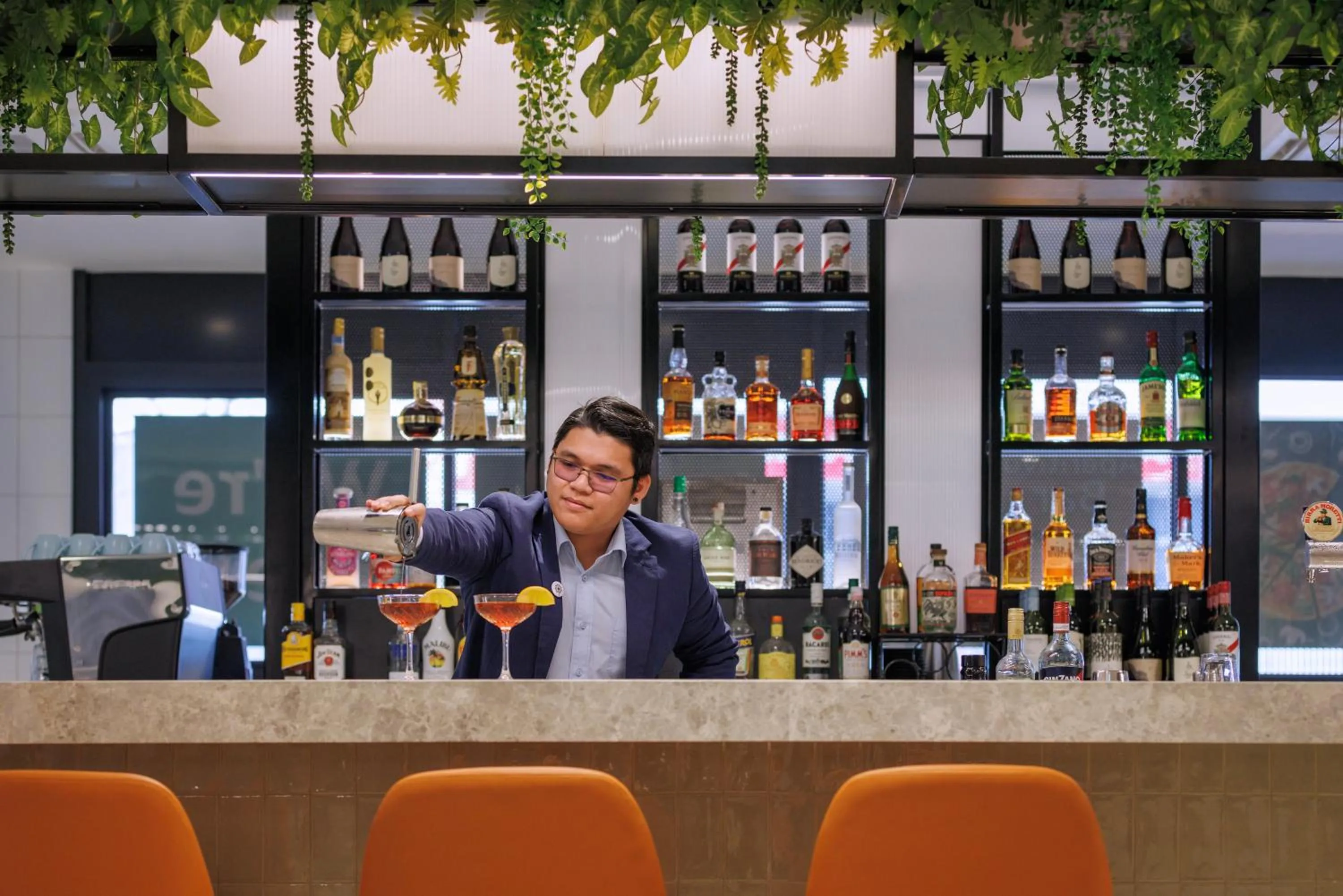 Lounge or bar in Holiday Inn Dandenong by IHG