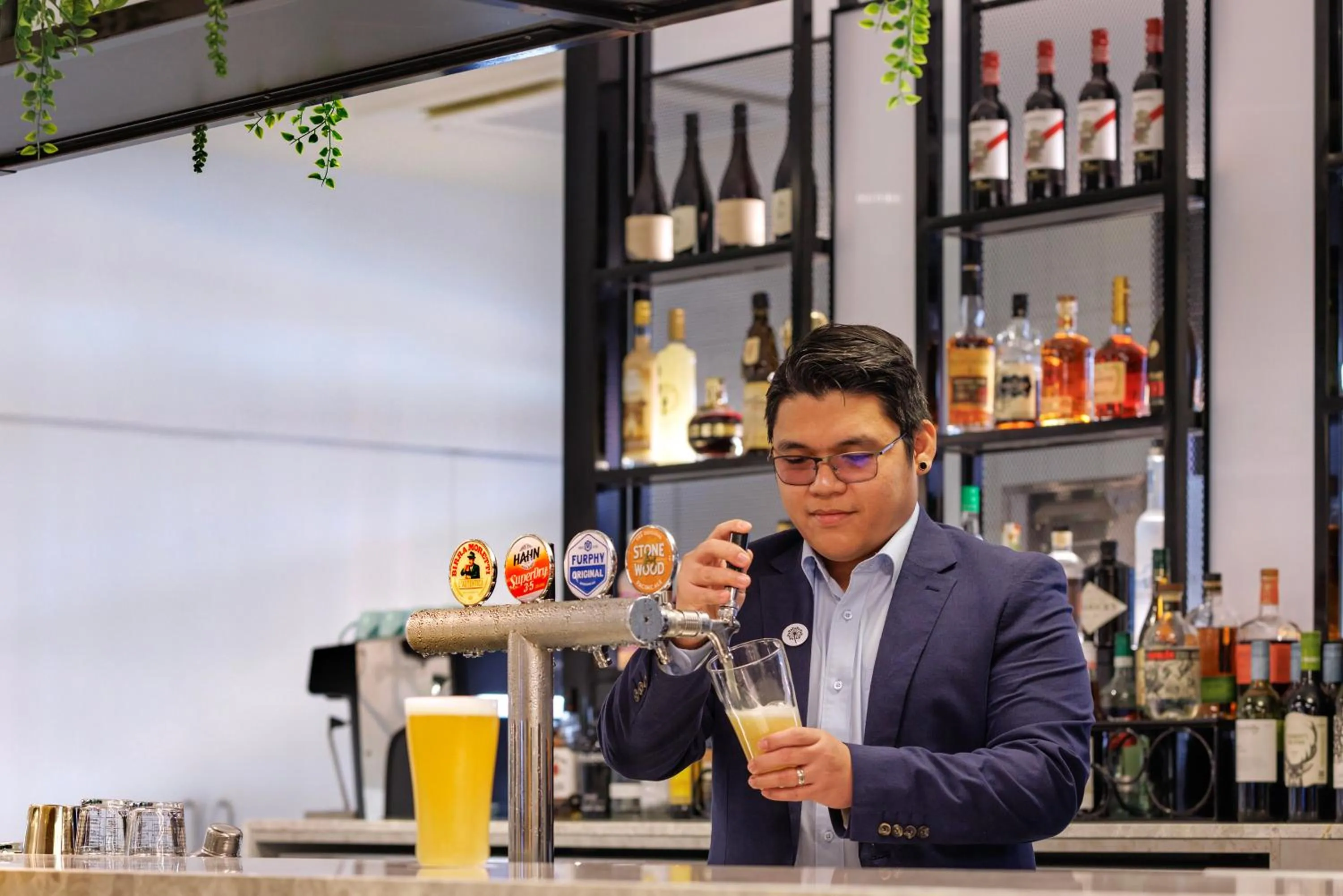 Lounge or bar in Holiday Inn Dandenong by IHG