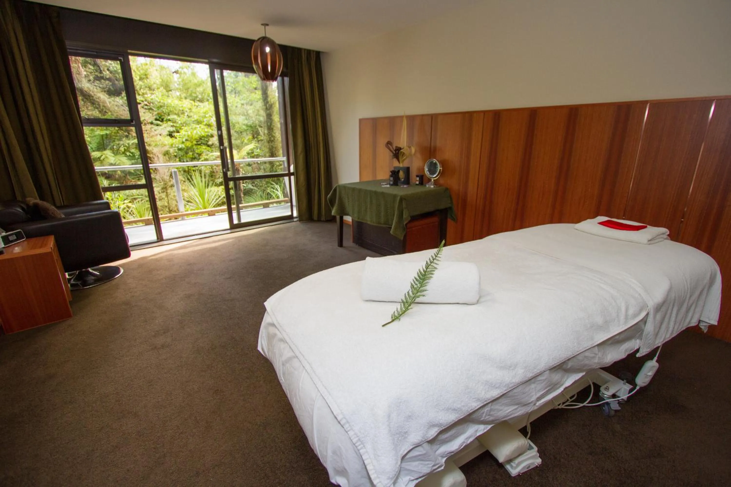 Massage, Bed in Legacy Te Waonui Hotel Franz Josef