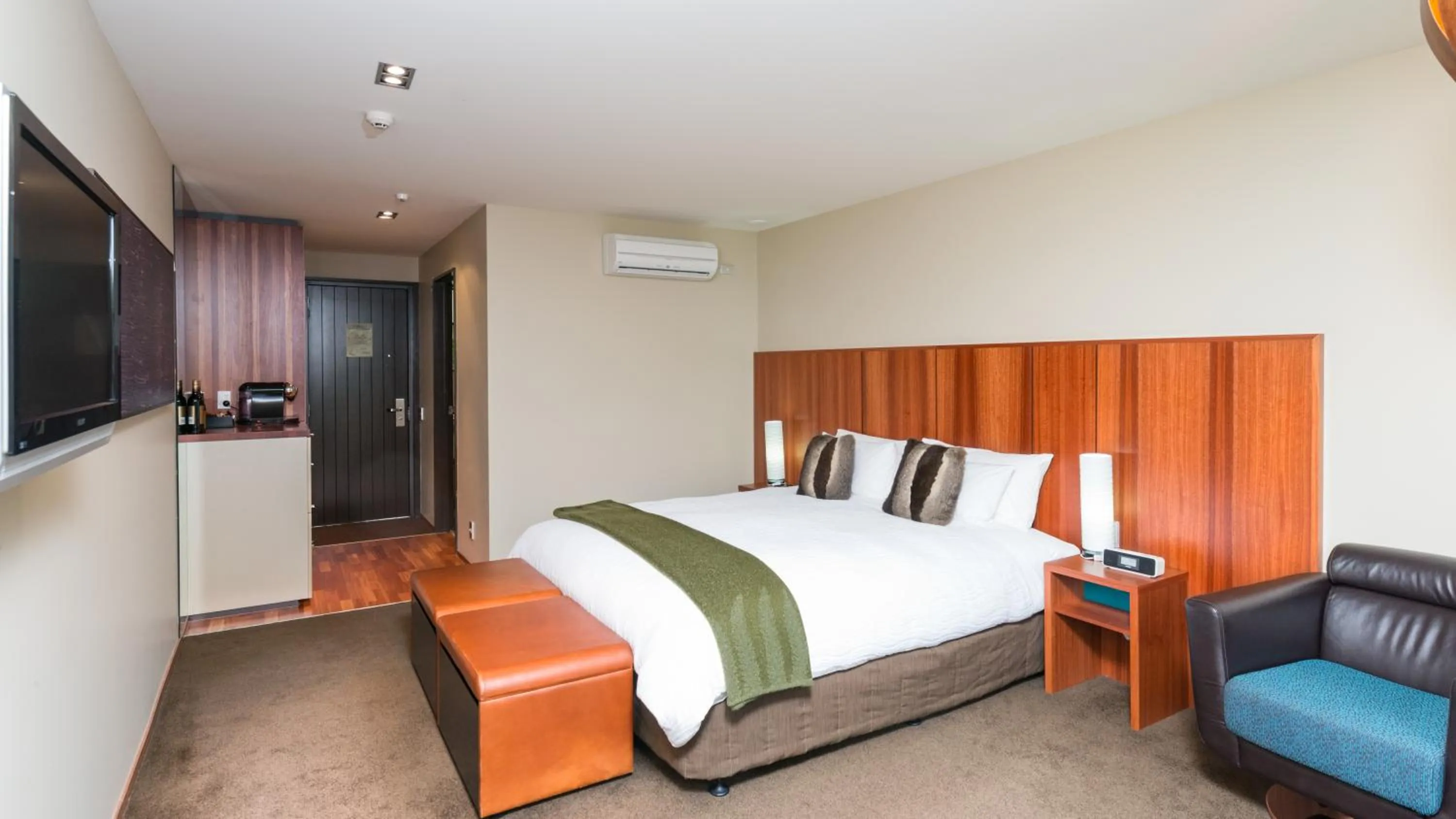 Bedroom, Bed in Legacy Te Waonui Hotel Franz Josef