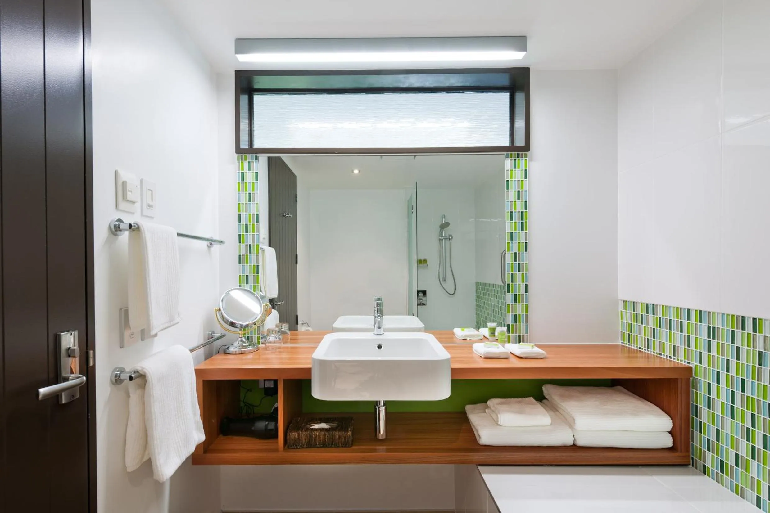 Bathroom, Bed in Legacy Te Waonui Hotel Franz Josef