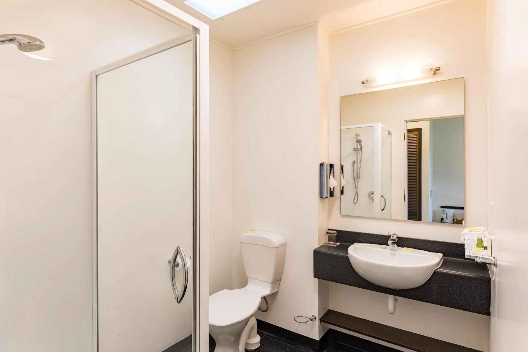 Shower in Heartland Hotel Haast