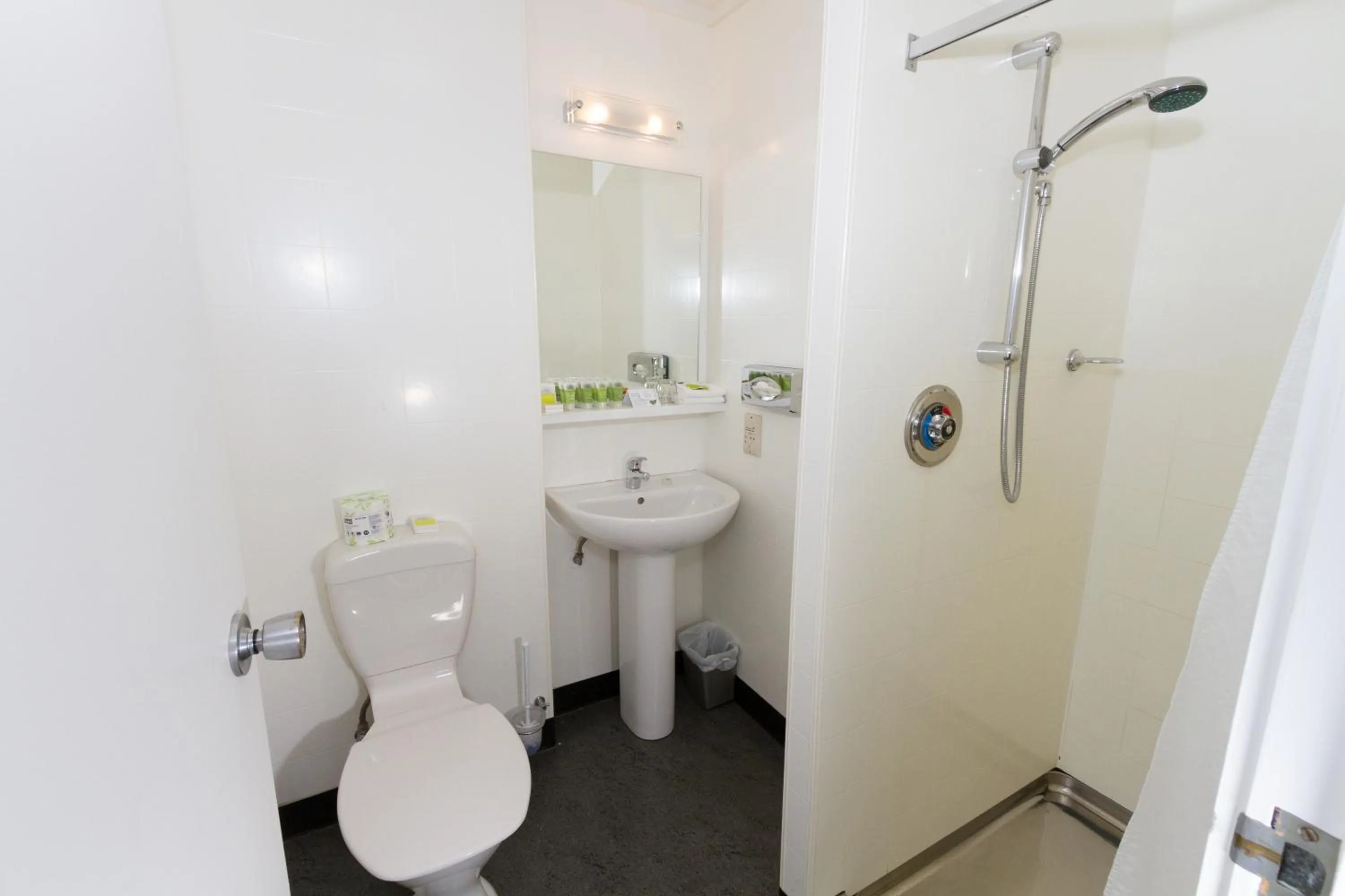 Shower in Heartland Hotel Haast