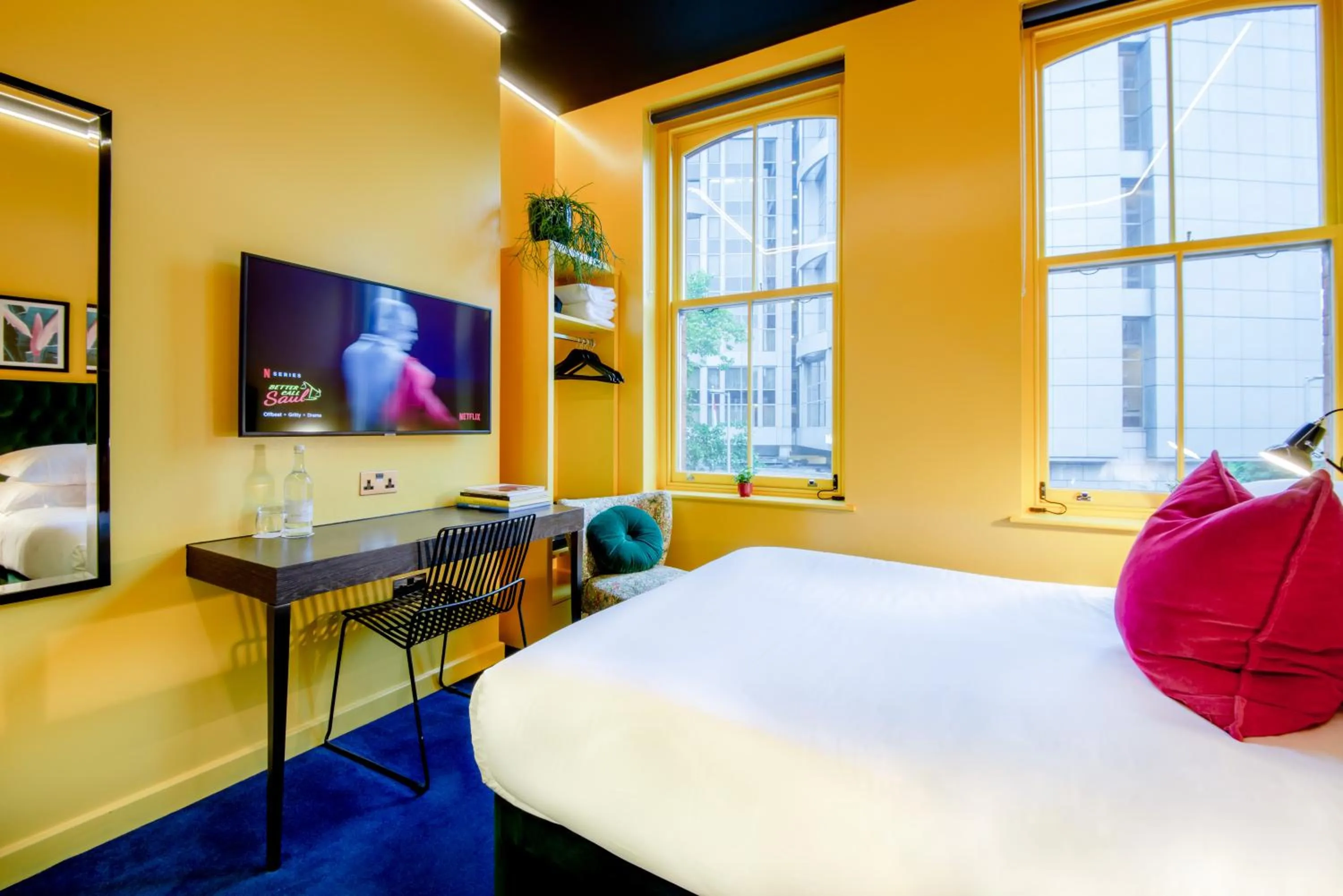 TV and multimedia, Bed in Hux Hotel, Kensington