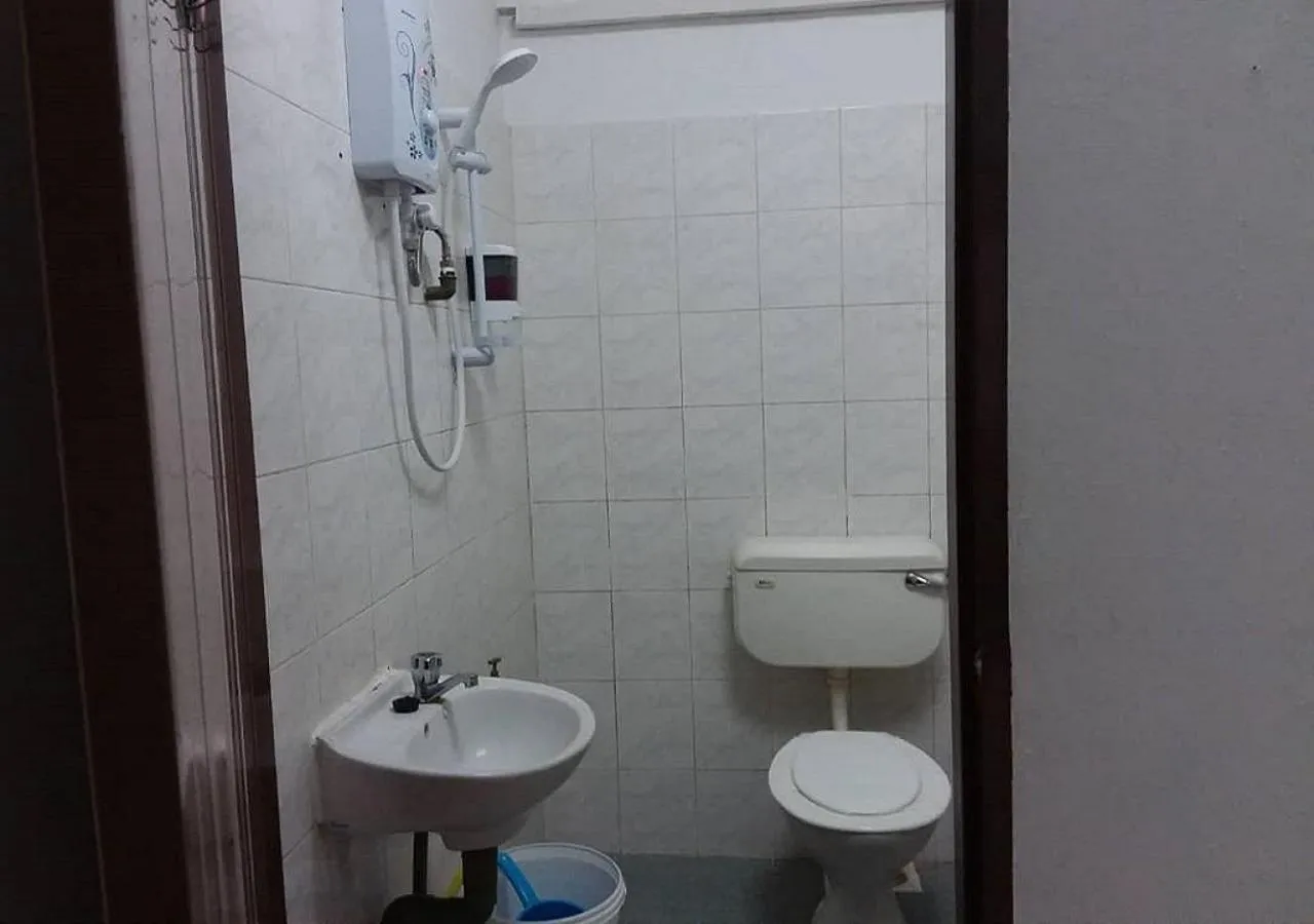 Toilet in Api-Api GuestHouse