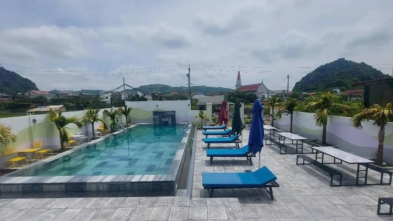 Swimming pool in Thuong Hai Hotel