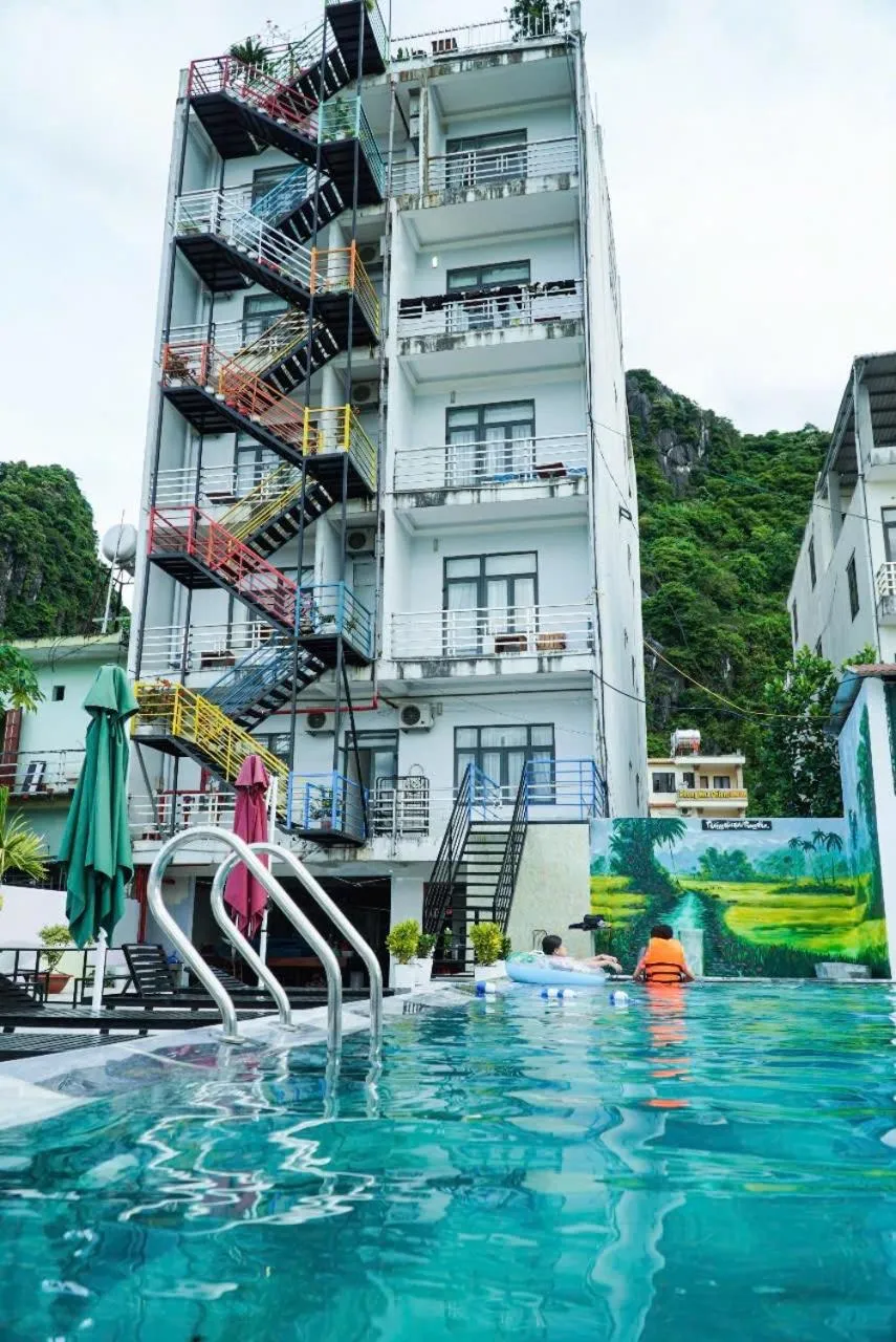 Swimming pool in Thuong Hai Hotel