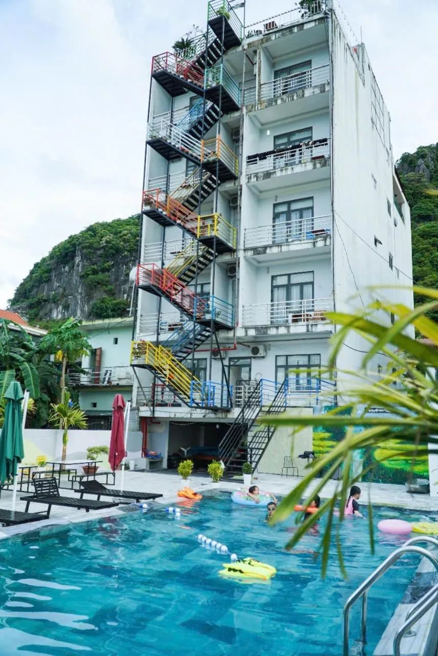 Swimming pool in Thuong Hai Hotel