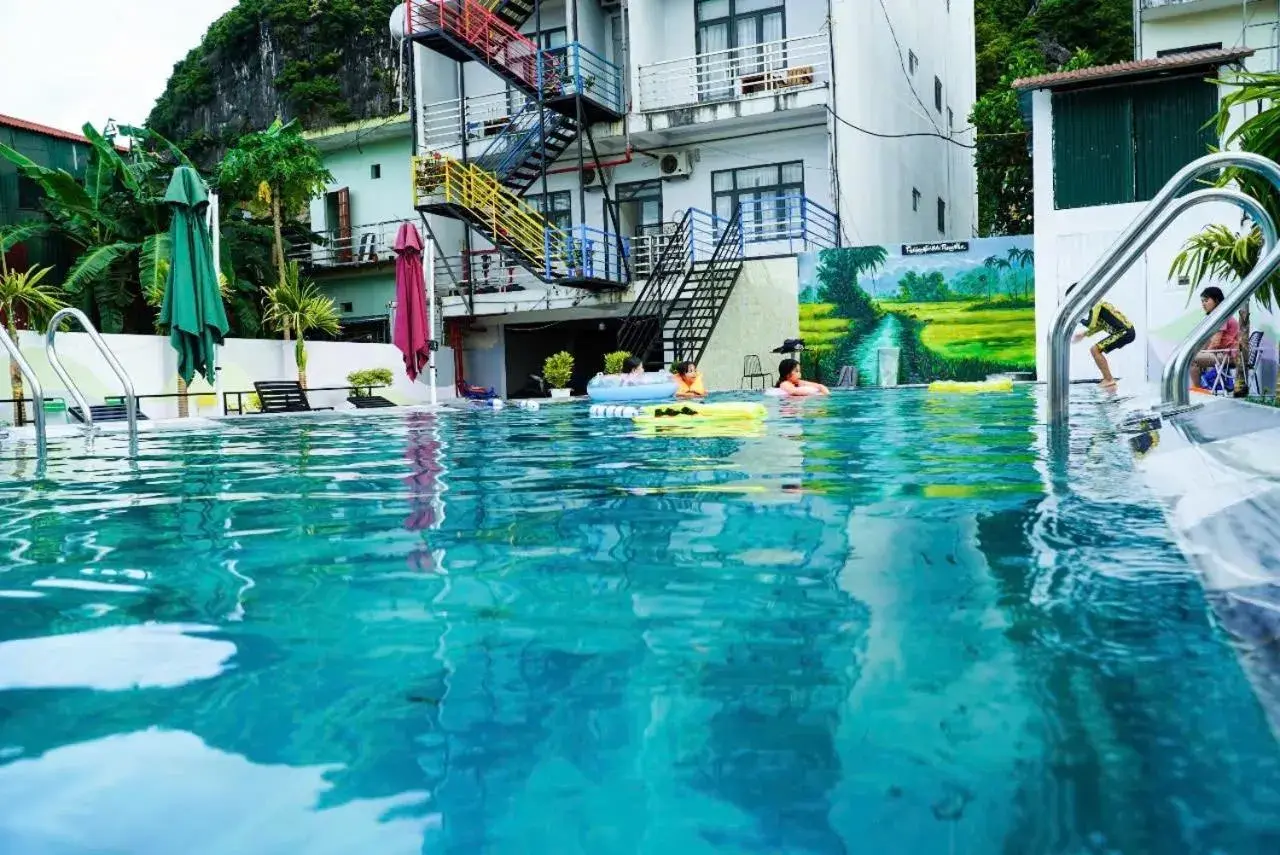 Swimming pool in Thuong Hai Hotel Swimming pool in Thuong Hai Hotel