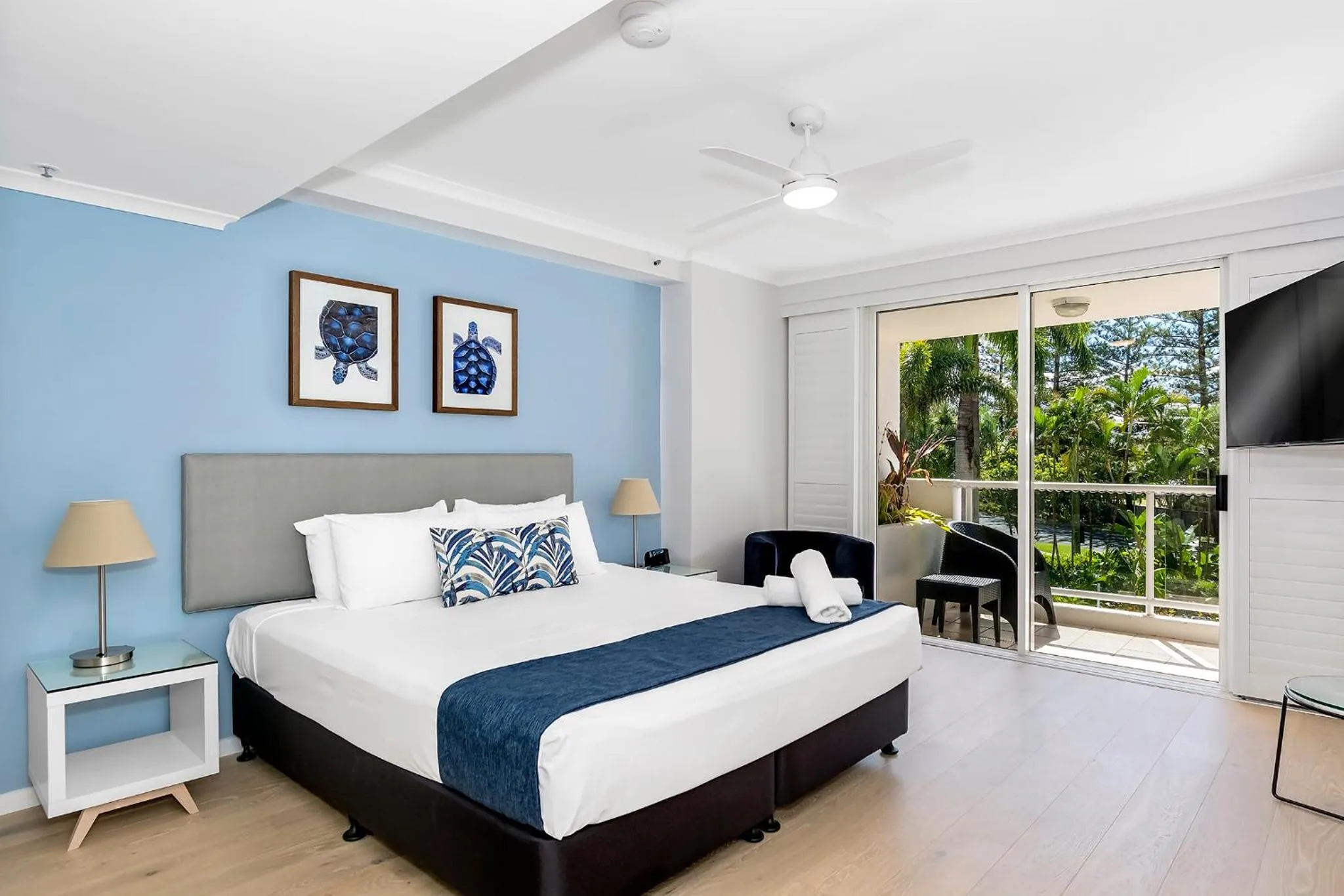 Bedroom, Bed in Oscar On Main Beach Resort