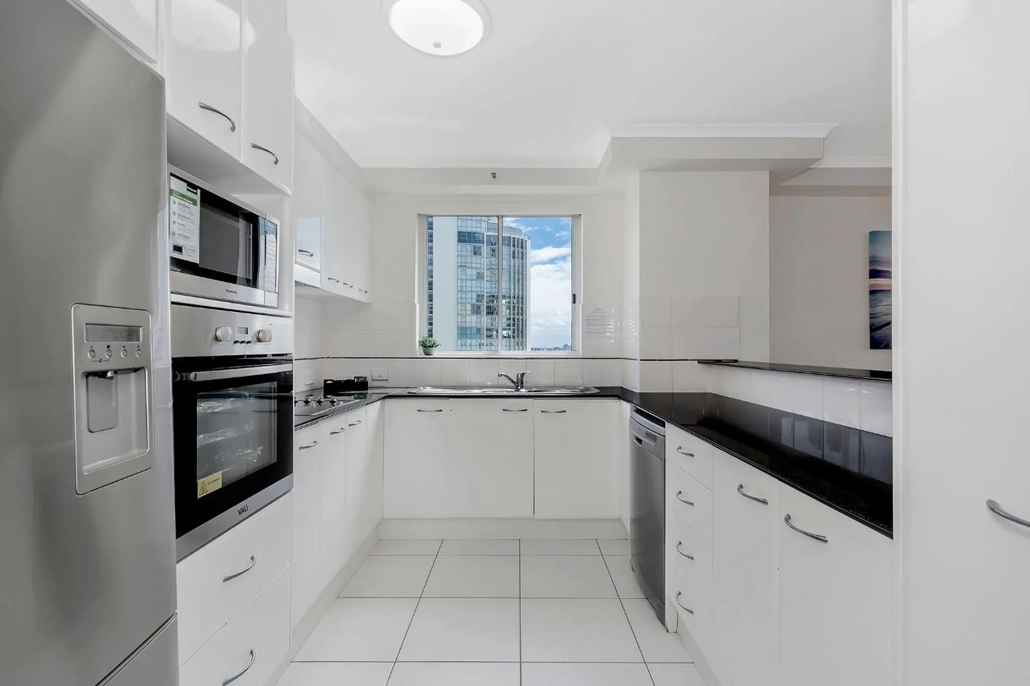 Kitchen or kitchenette in Oscar On Main Beach Resort