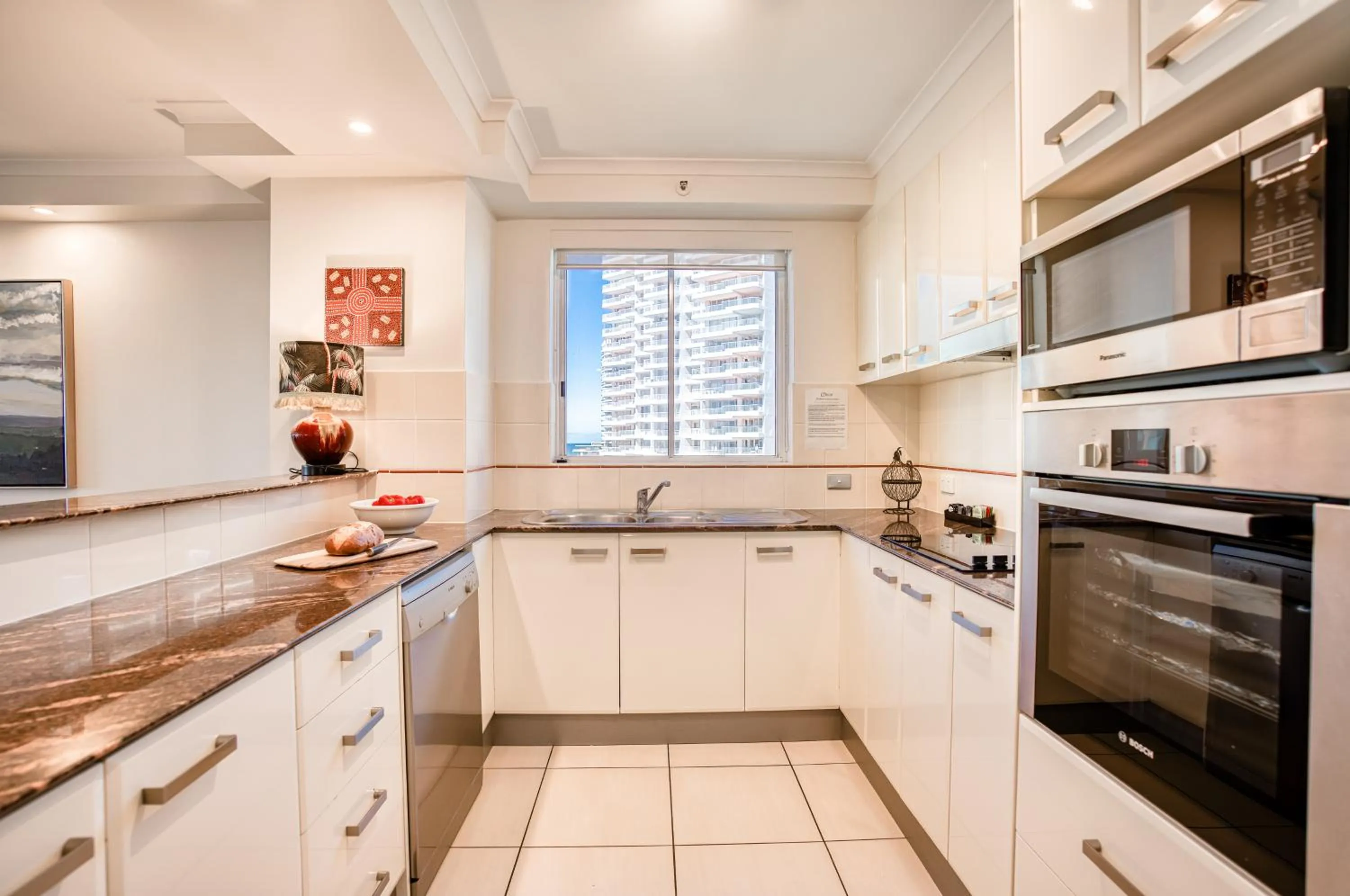 Kitchen or kitchenette in Oscar On Main Beach Resort