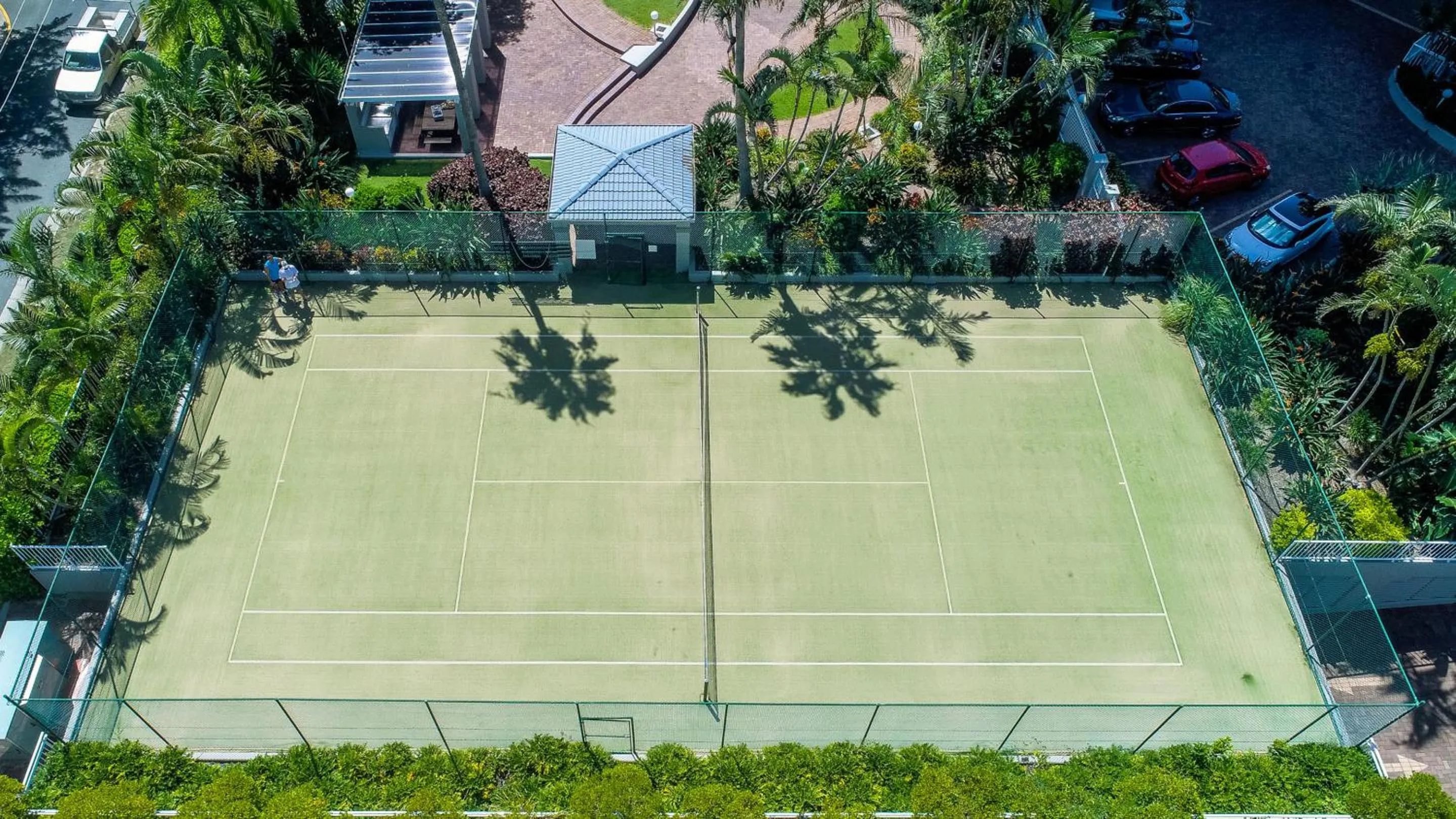 Tennis court in Oscar On Main Beach Resort