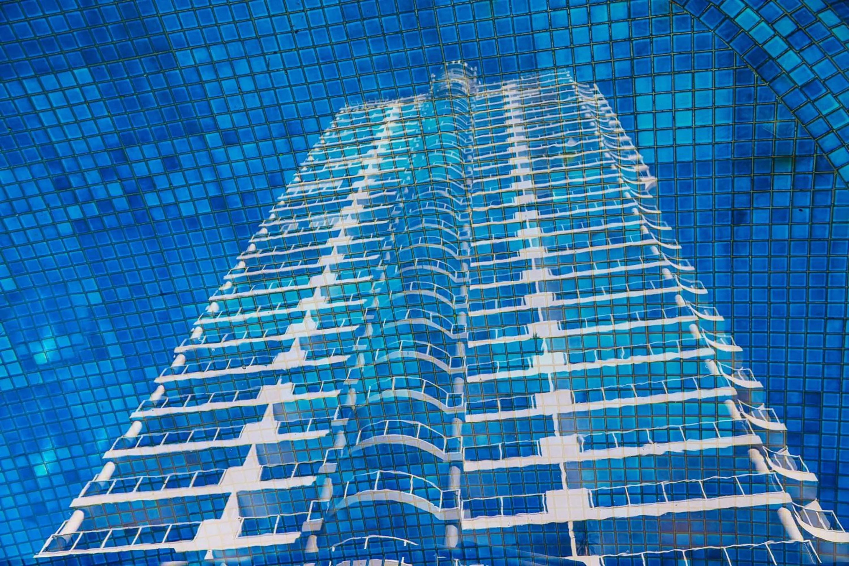 Swimming pool in Oscar On Main Beach Resort