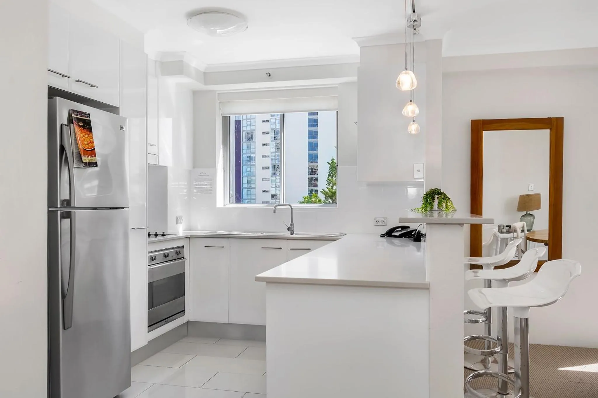 Kitchen or kitchenette in Oscar On Main Beach Resort