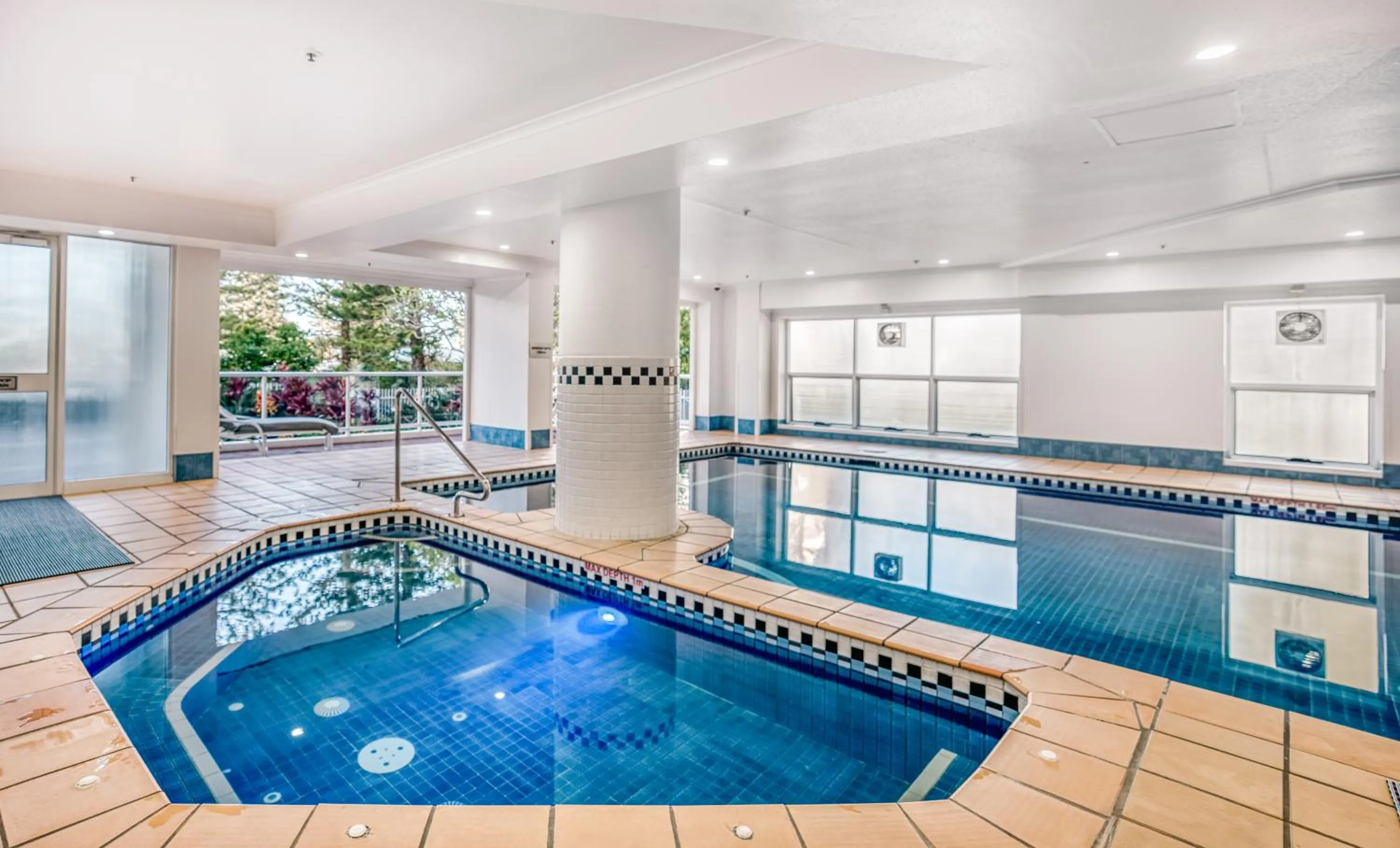 Swimming pool in Oscar On Main Beach Resort