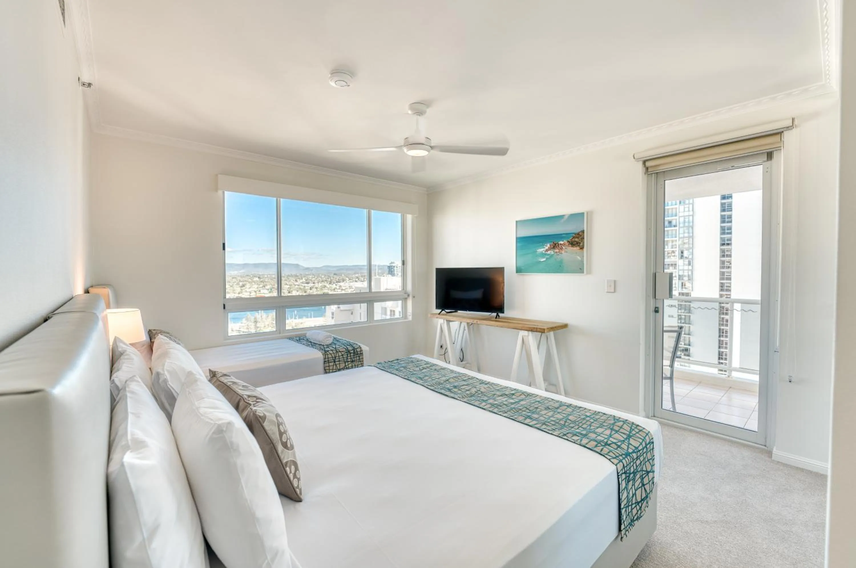 Bedroom, Bed in Oscar On Main Beach Resort