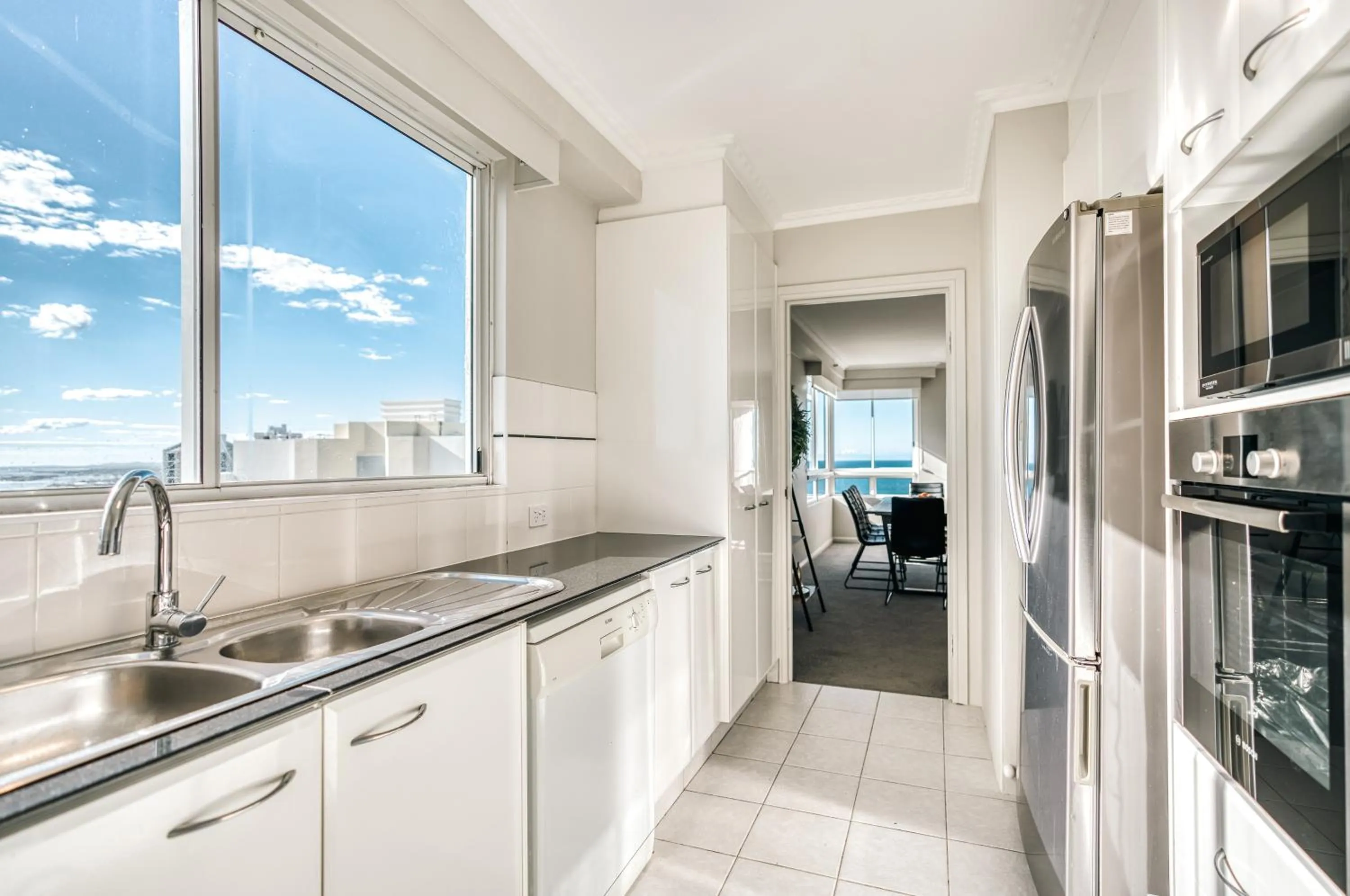 Kitchen or kitchenette in Oscar On Main Beach Resort