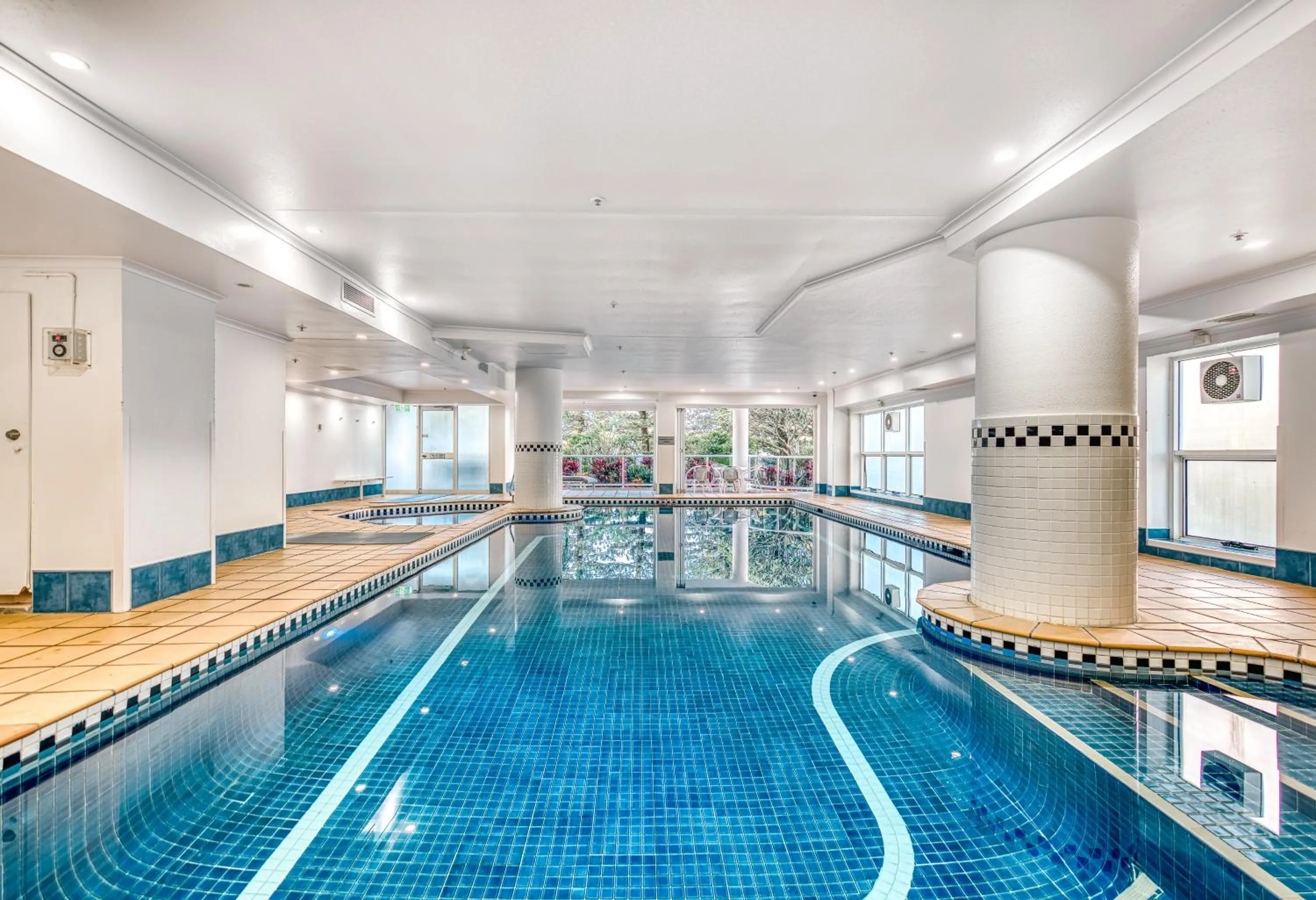 Swimming pool in Oscar On Main Beach Resort