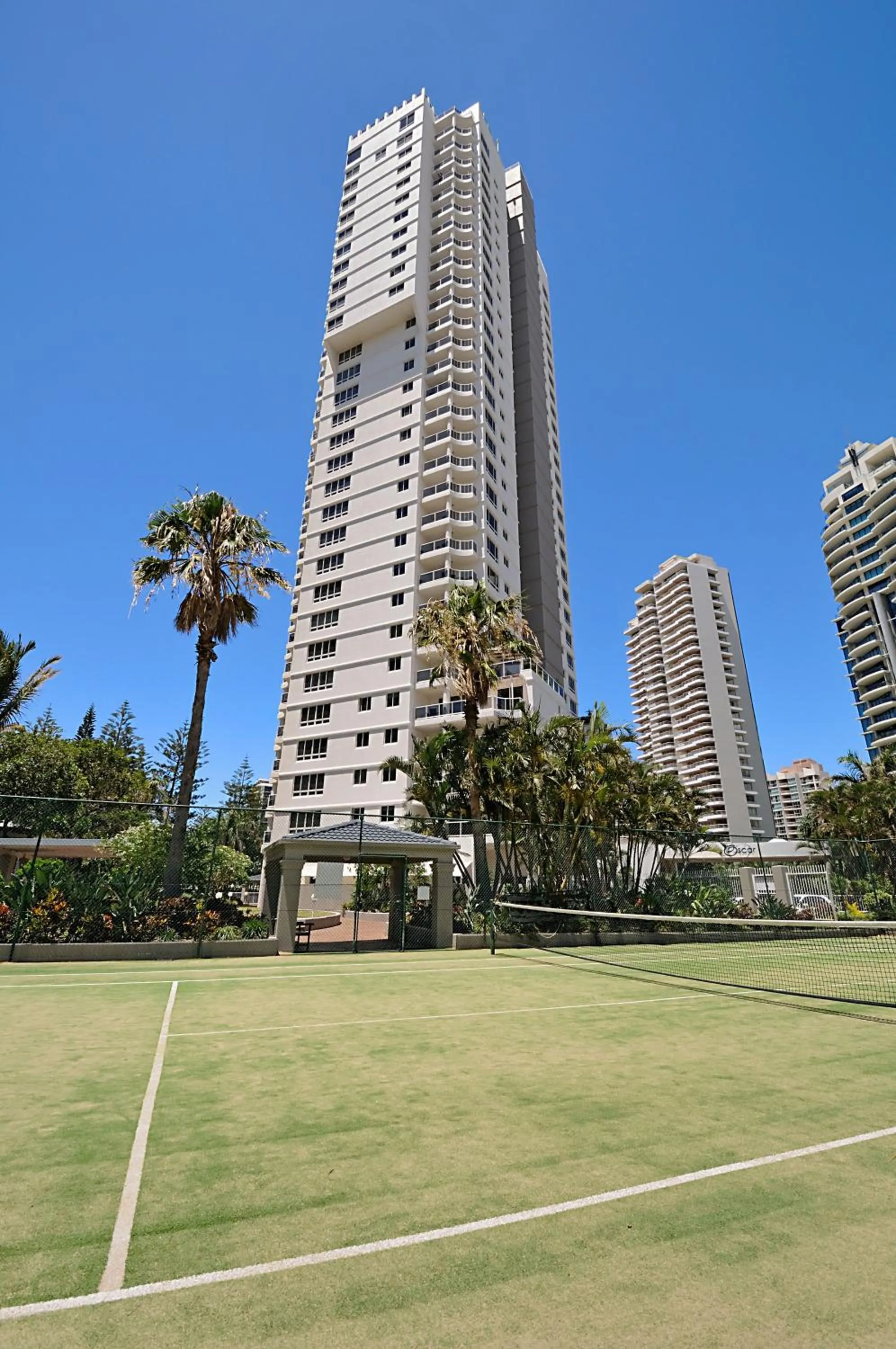 Tennis court in Oscar On Main Beach Resort