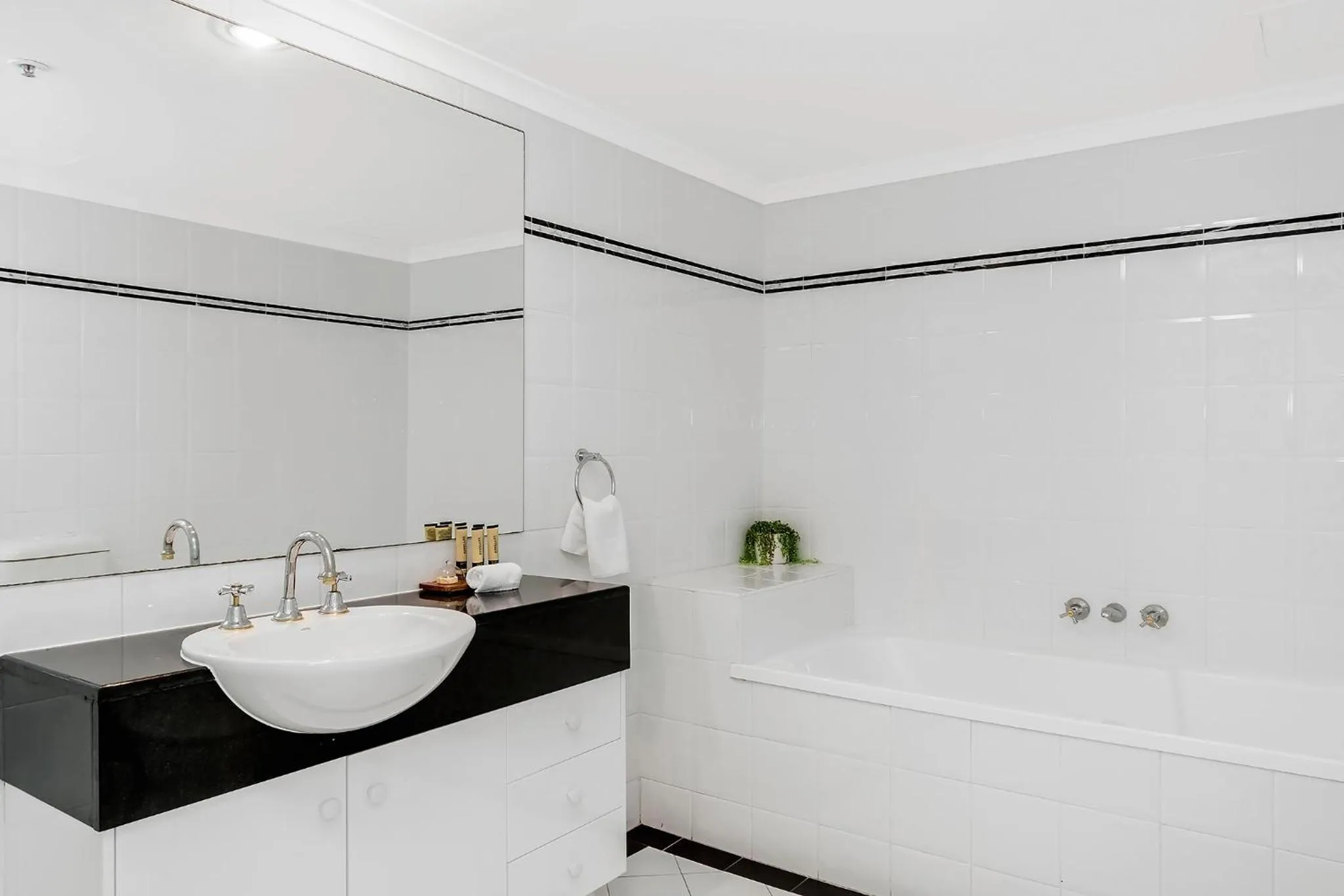 Bathroom in Oscar On Main Beach Resort