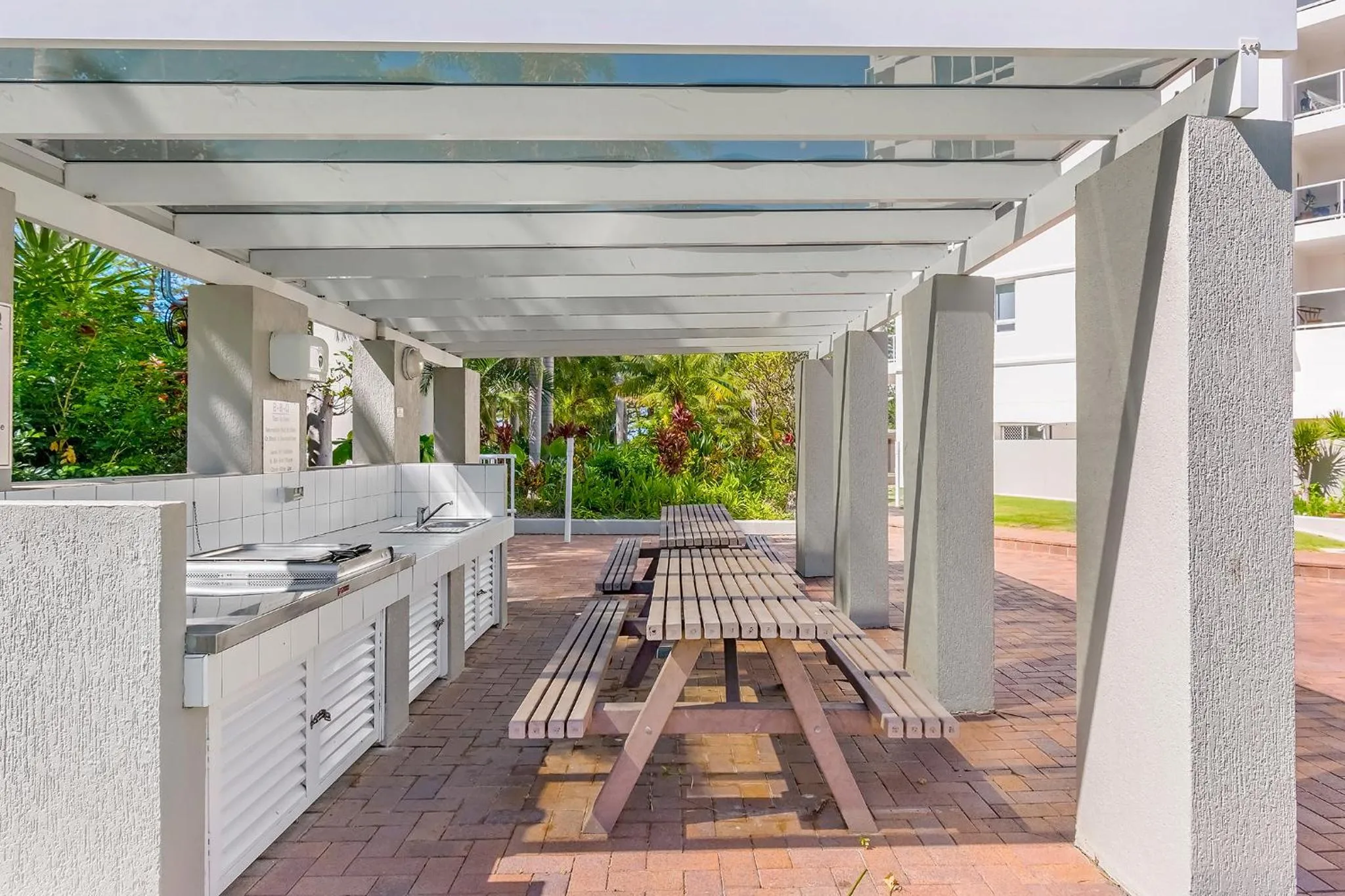 BBQ facilities in Oscar On Main Beach Resort