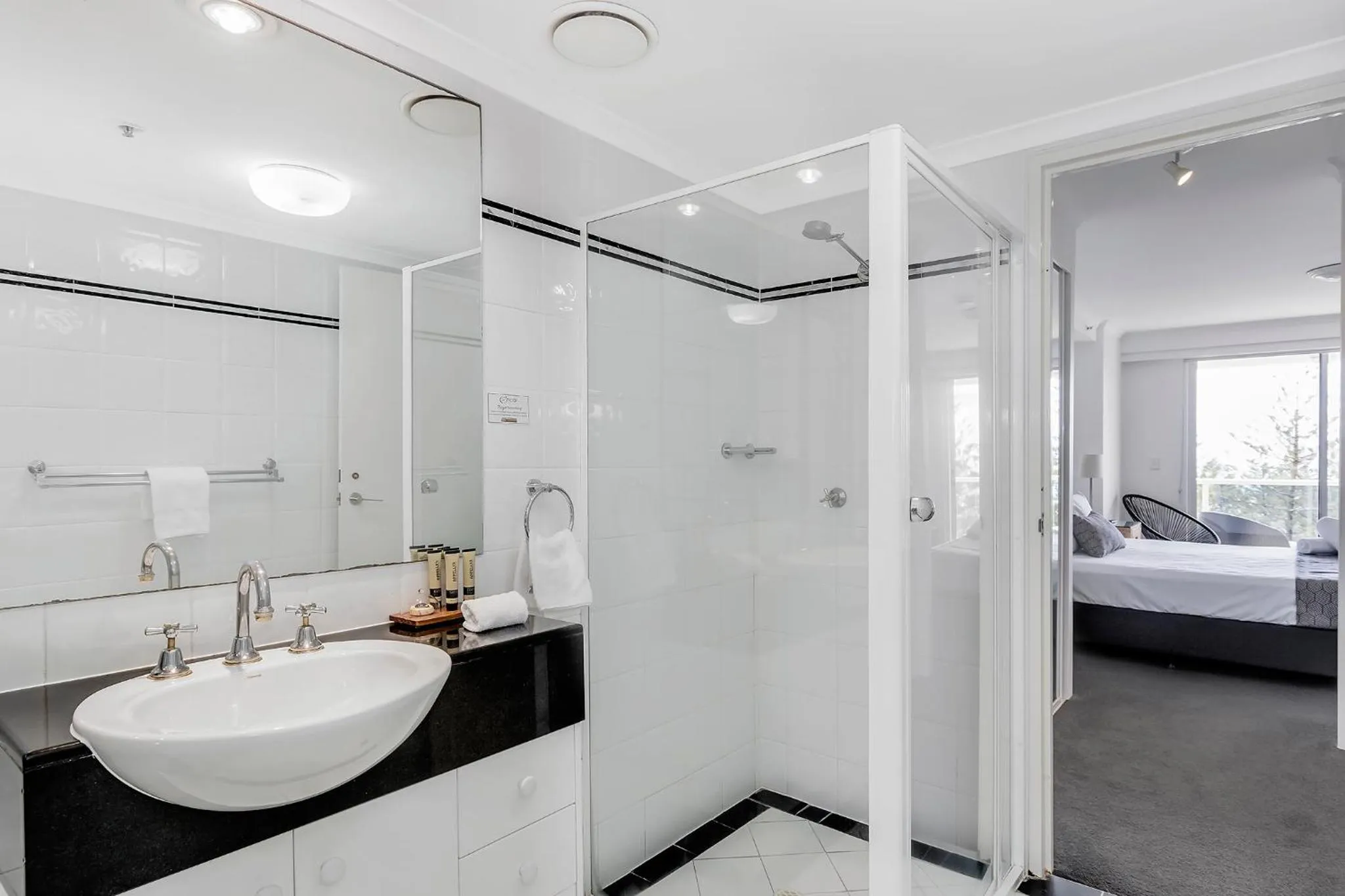 Bathroom, Bed in Oscar On Main Beach Resort