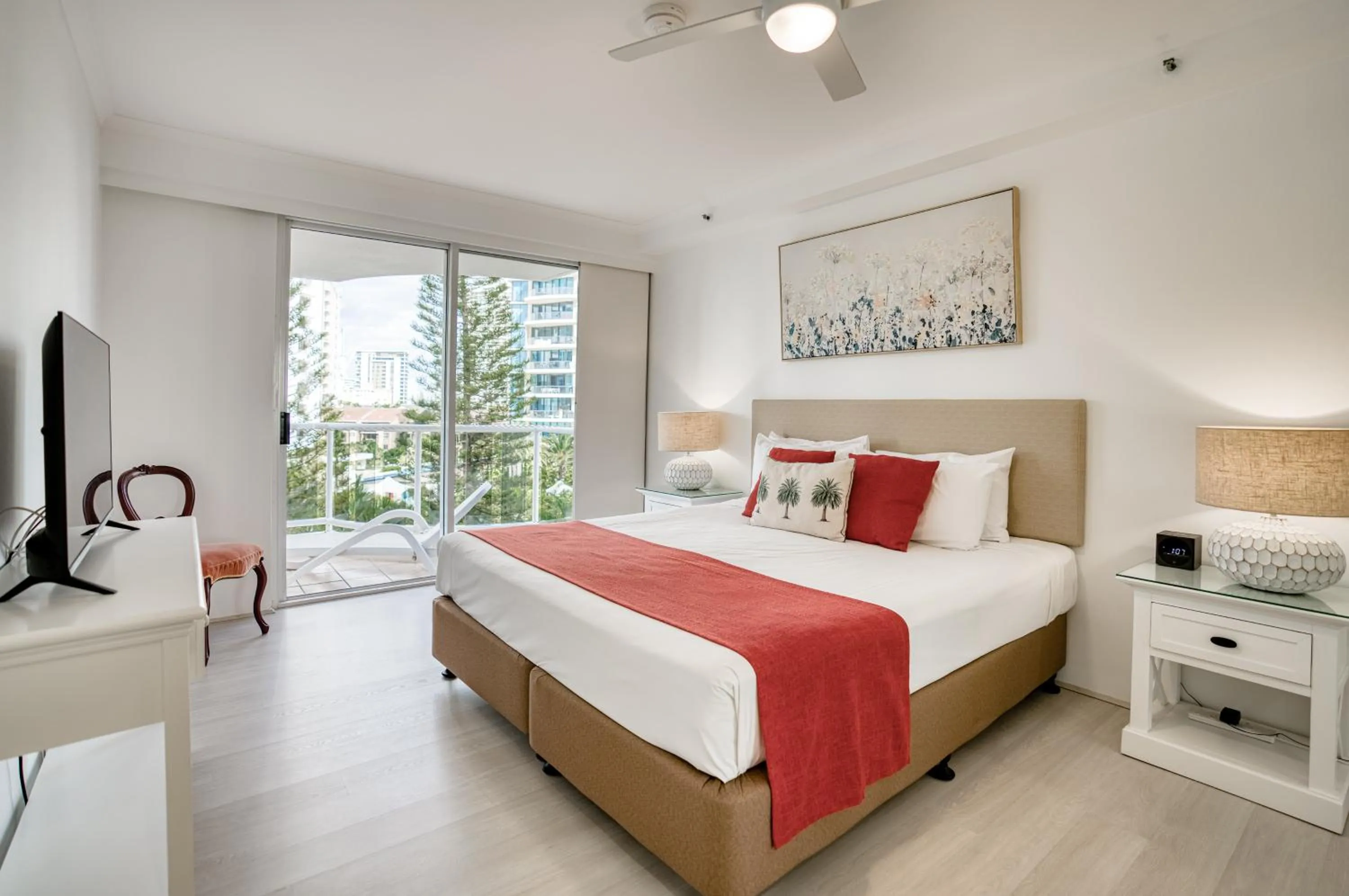 Bedroom, Bed in Oscar On Main Beach Resort