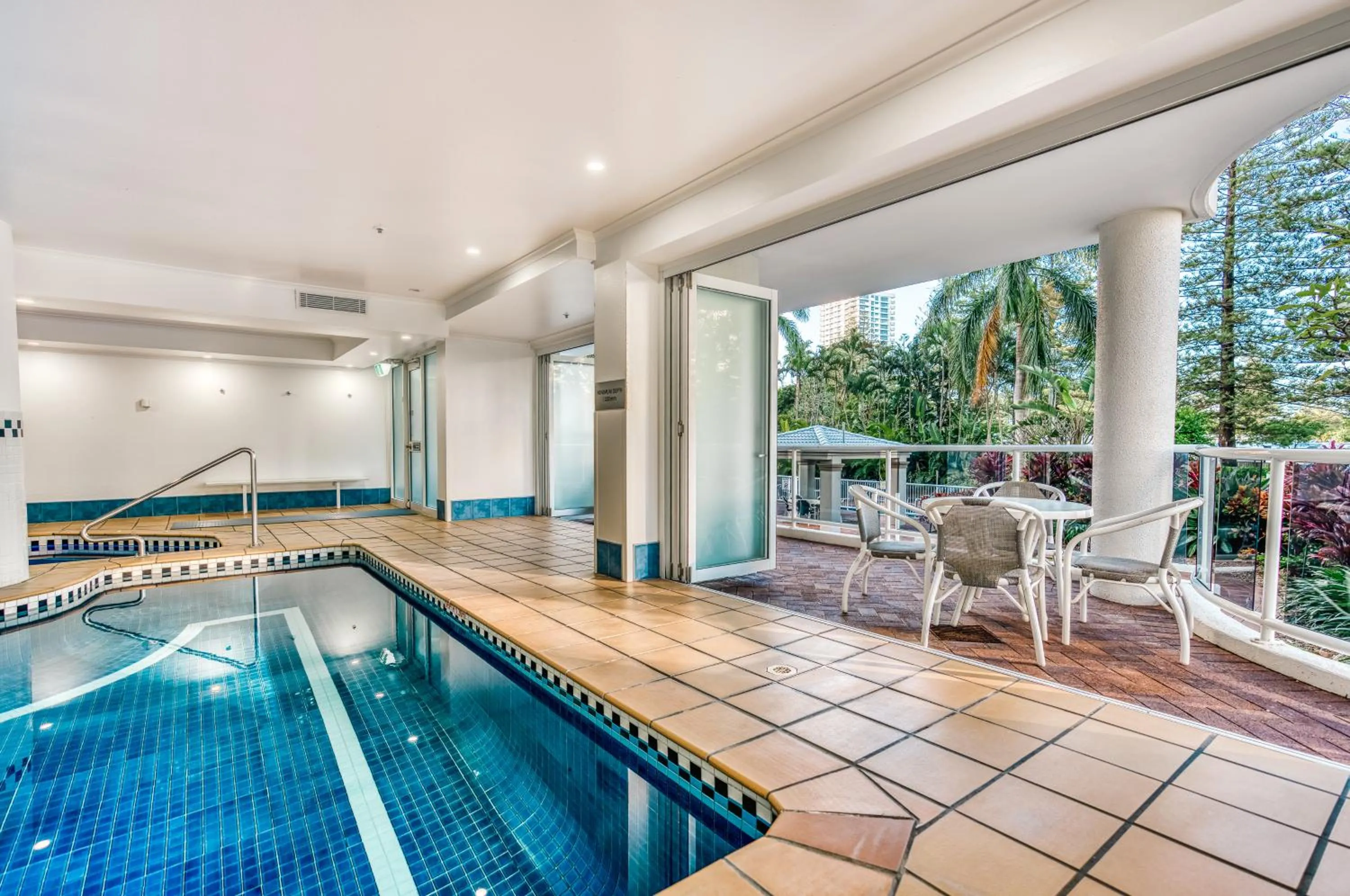 Swimming pool in Oscar On Main Beach Resort