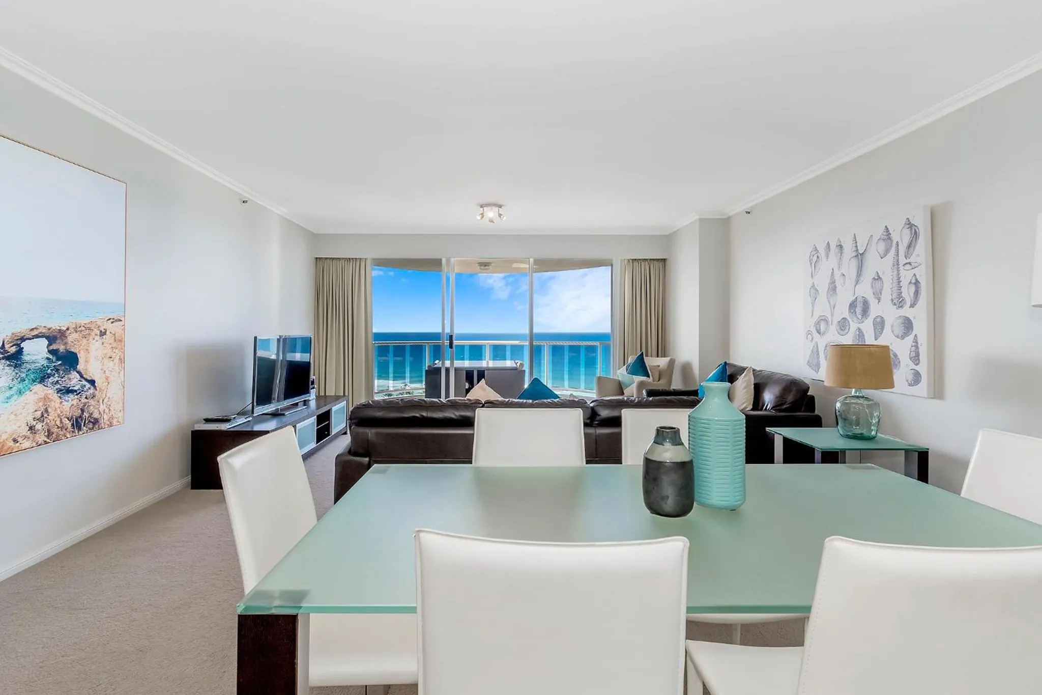 Dining area in Oscar On Main Beach Resort