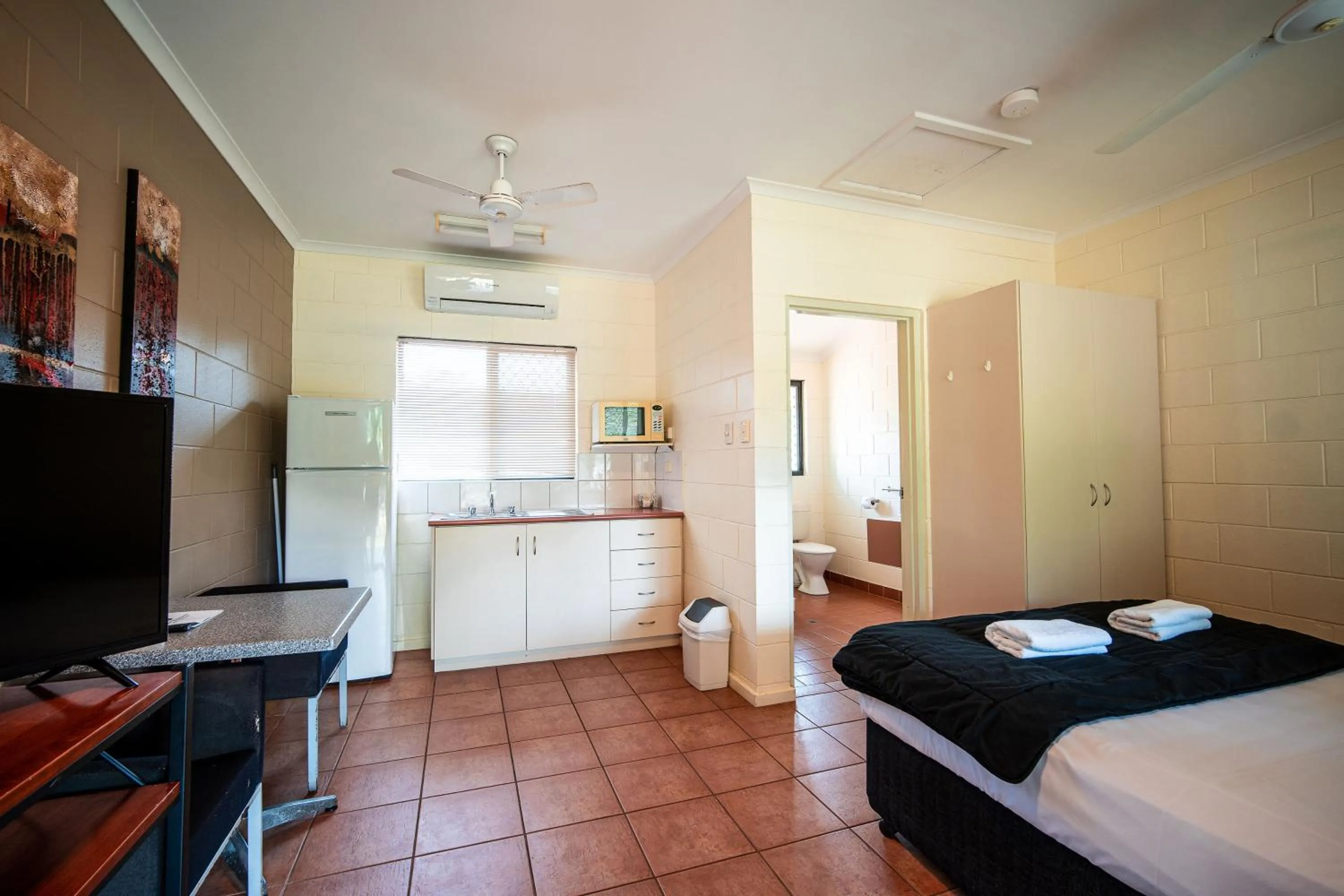 Photo of the whole room, Bed in Hidden Valley Holiday Park Darwin