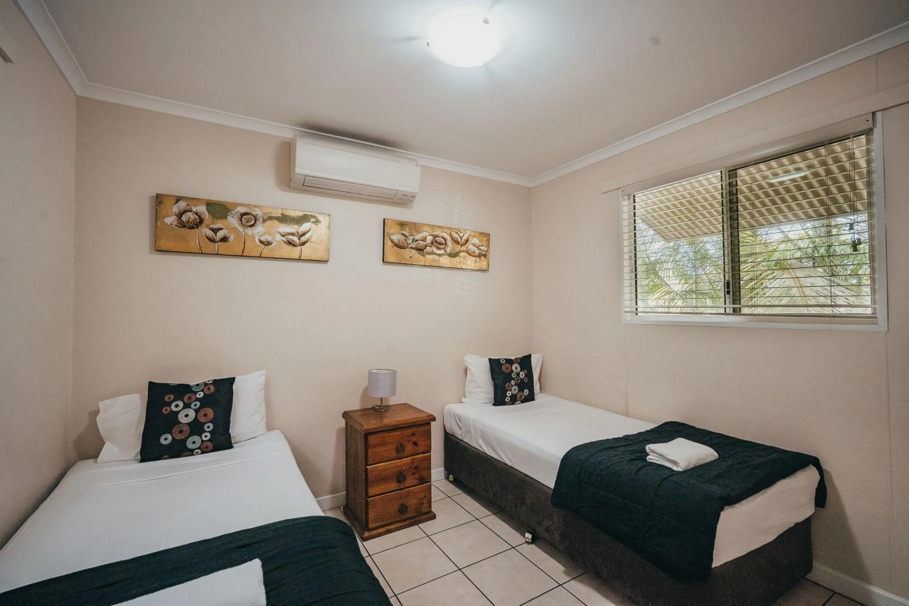 towels, Bed in Hidden Valley Holiday Park Darwin