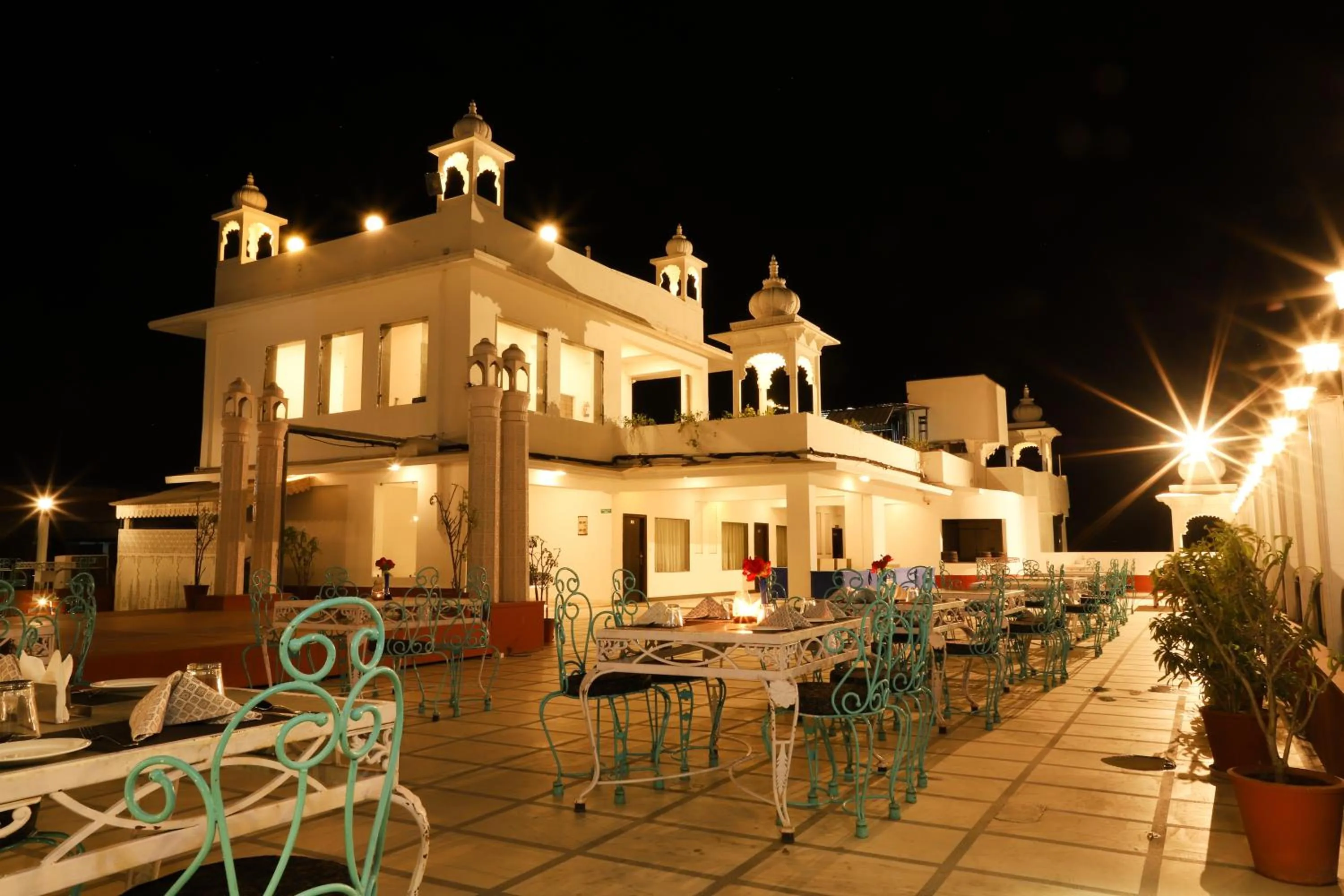 Restaurant/places to eat in Regenta Central Mewargarh, Near Biological park