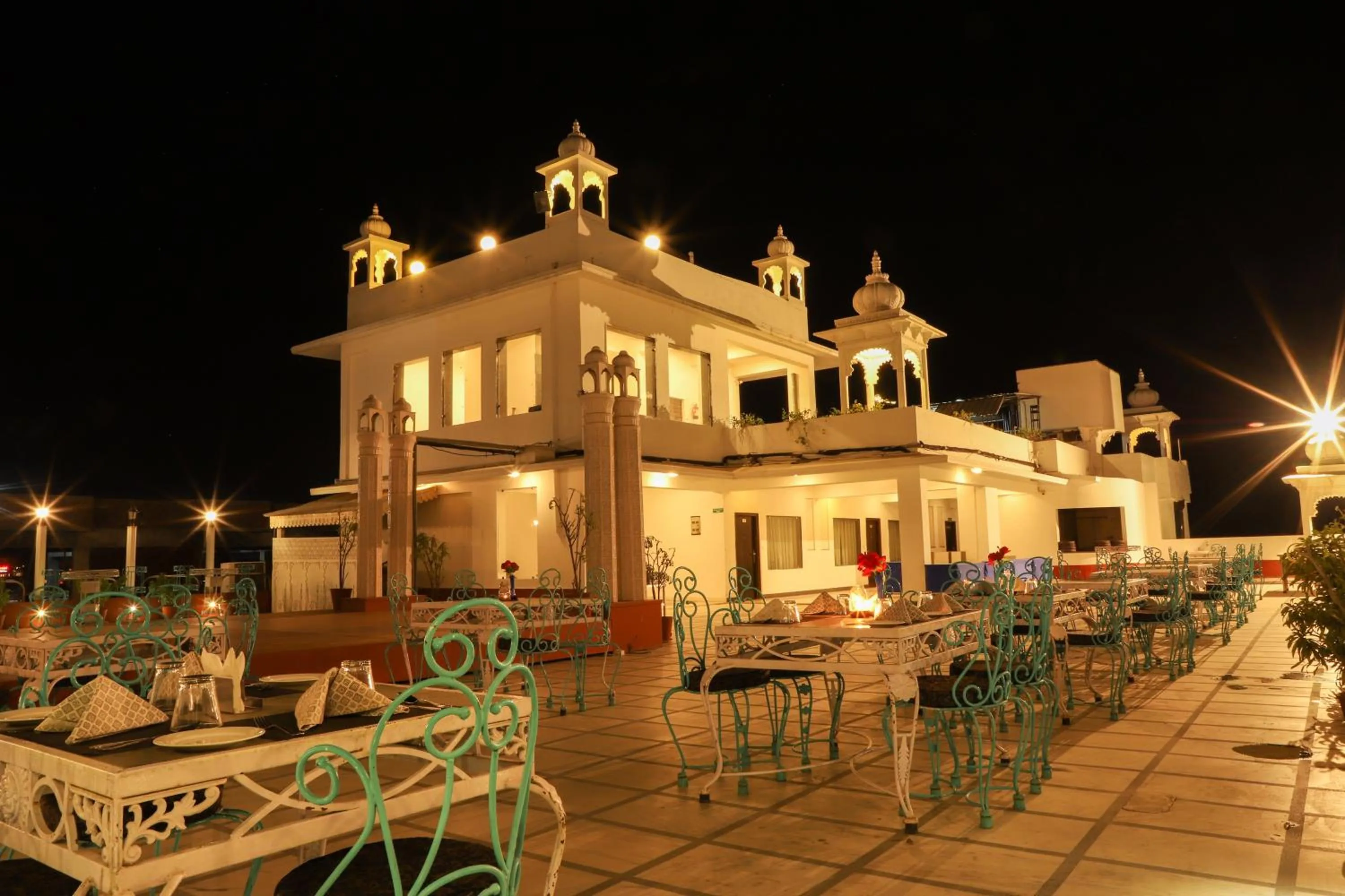 Restaurant/places to eat in Regenta Central Mewargarh, Near Biological park