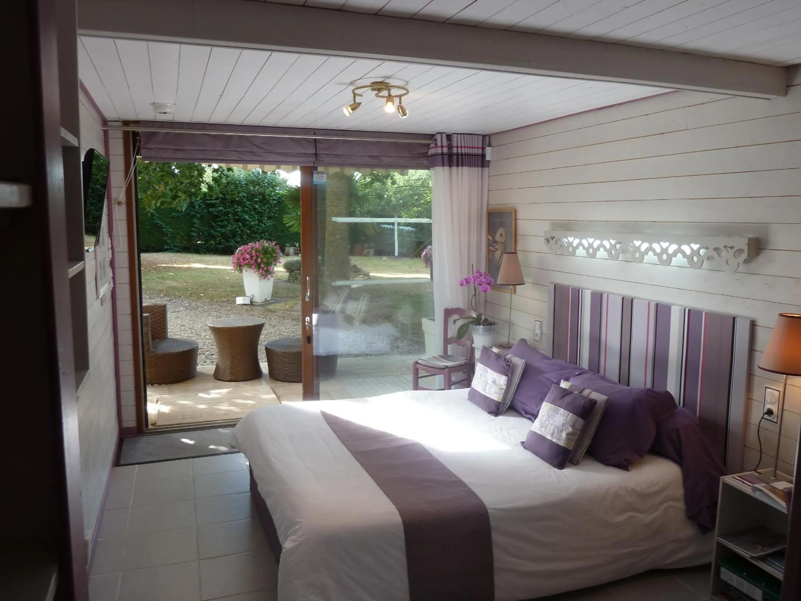 Property building, Bed in Les Bruyères du Mont