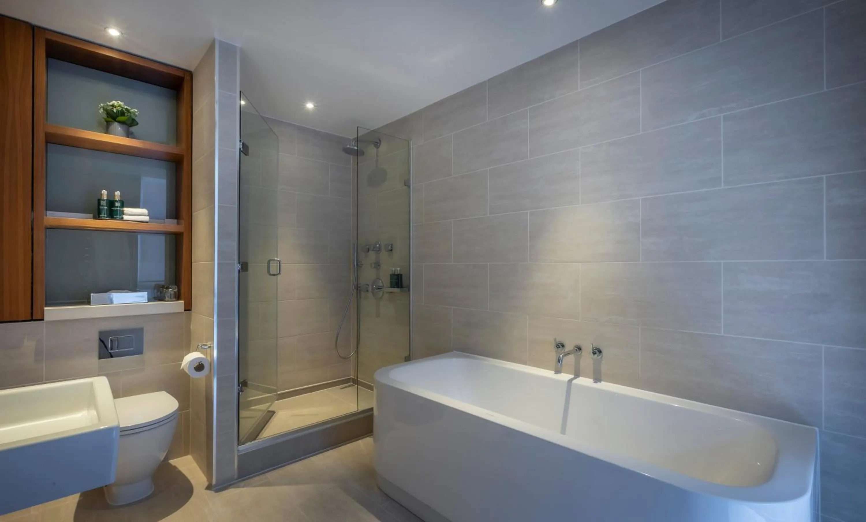 Shower in Clayton Hotel London Wall