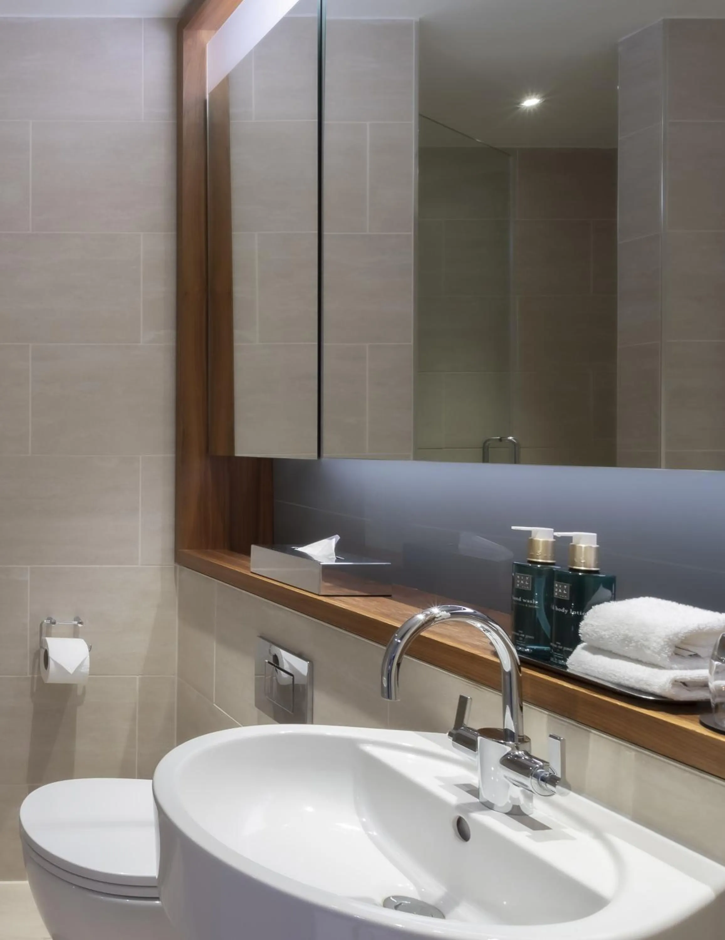 Bathroom in Clayton Hotel London Wall