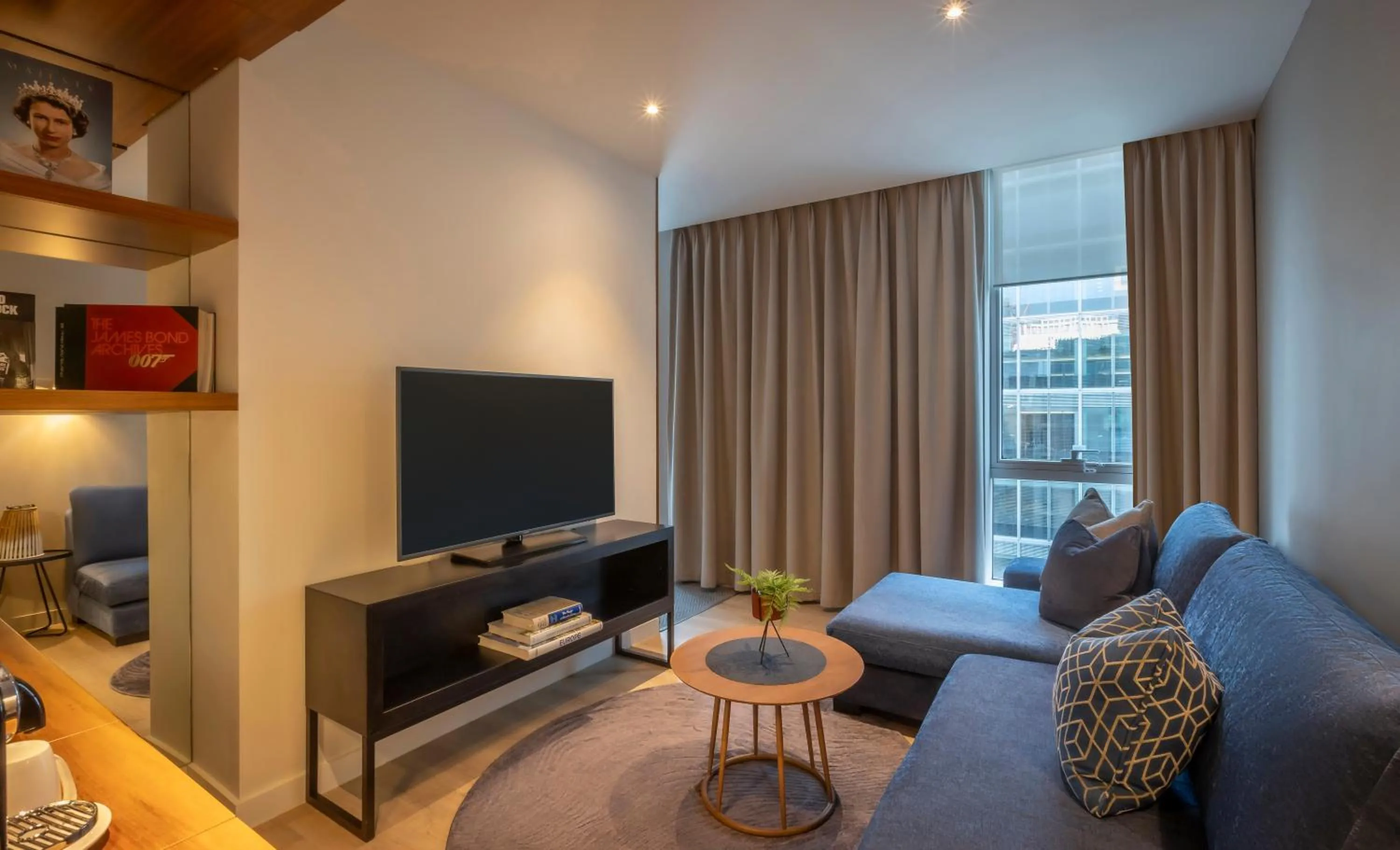 Living room in Clayton Hotel London Wall