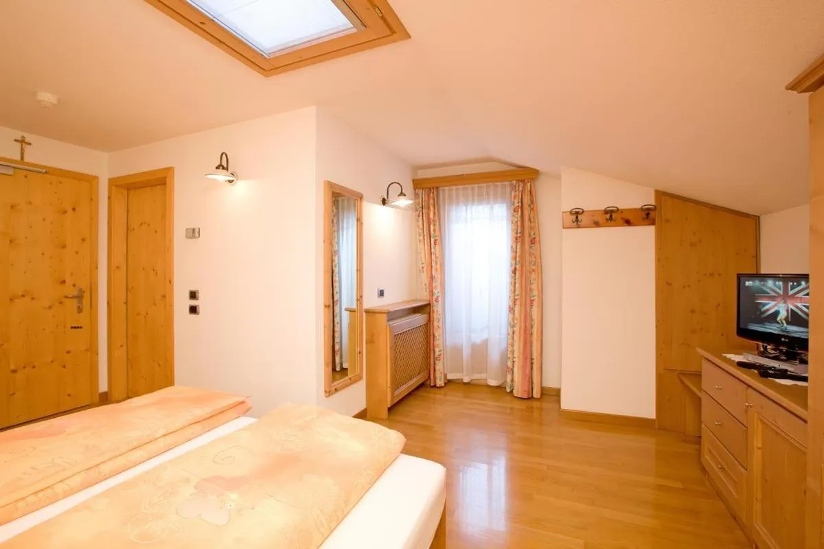 Bedroom, Bed in Hotel Garnì al Plan