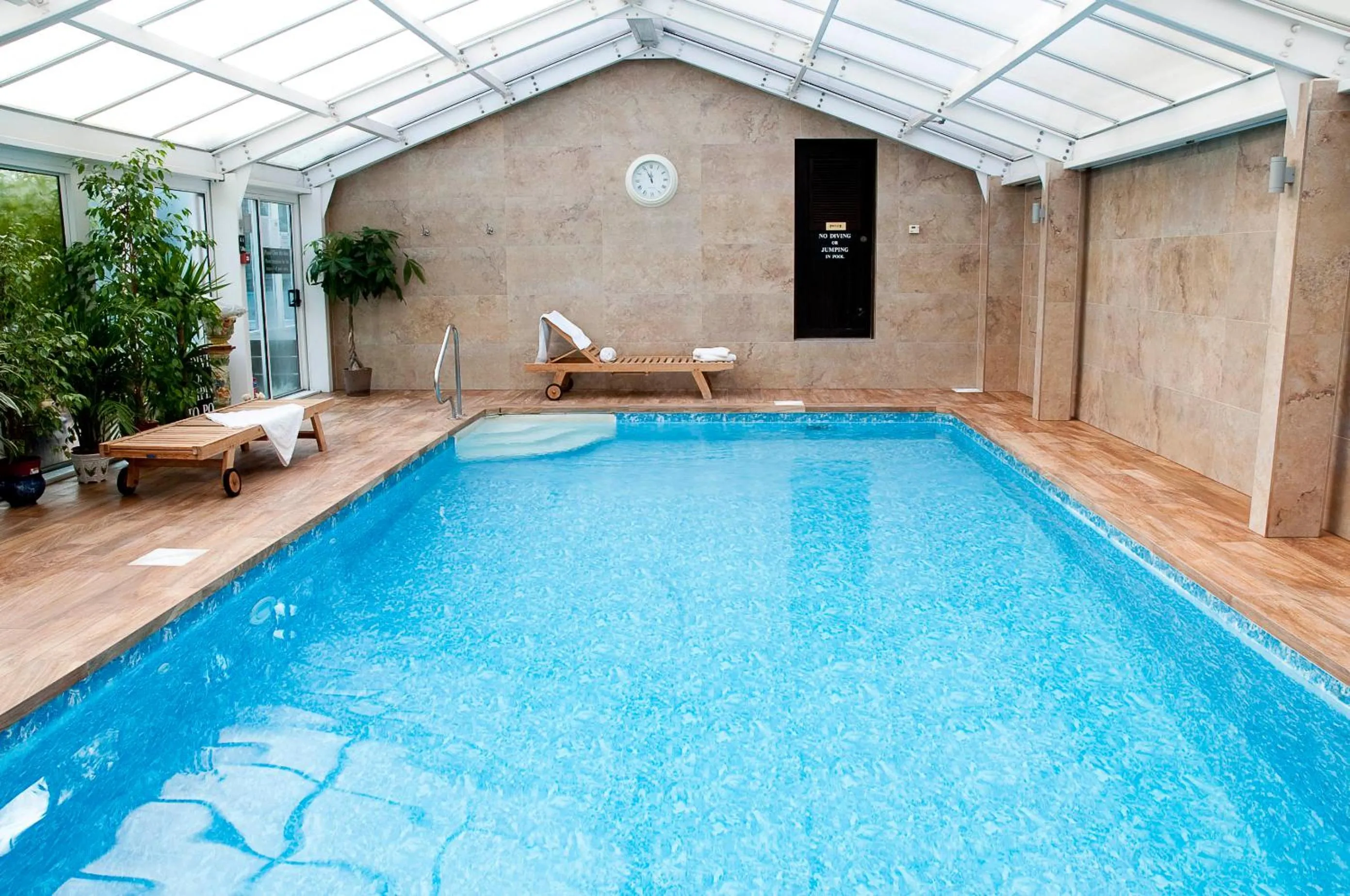 Pool view in Thanington Hotel